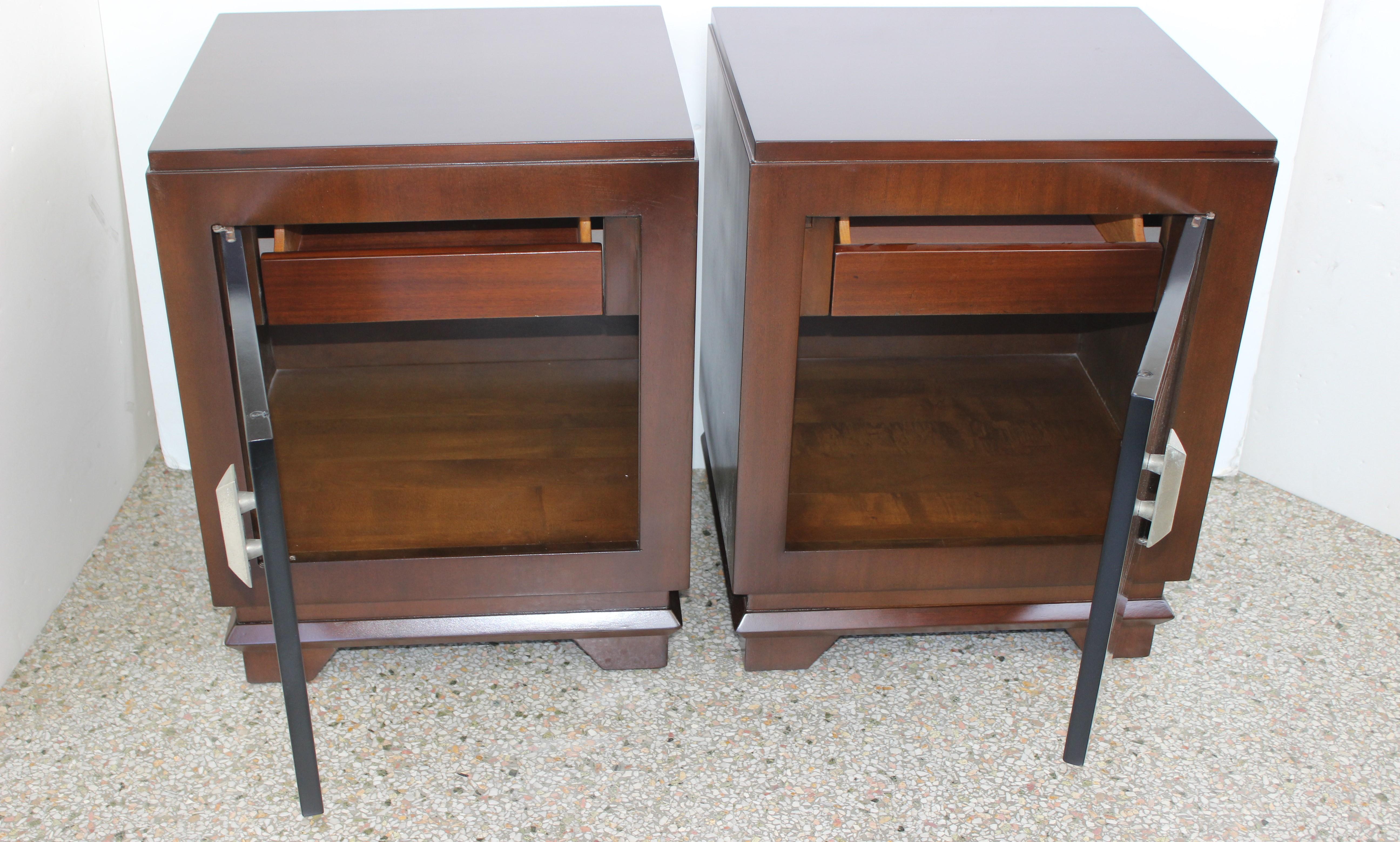 20th Century Pair of Art Deco Moderne Nightstands For Sale