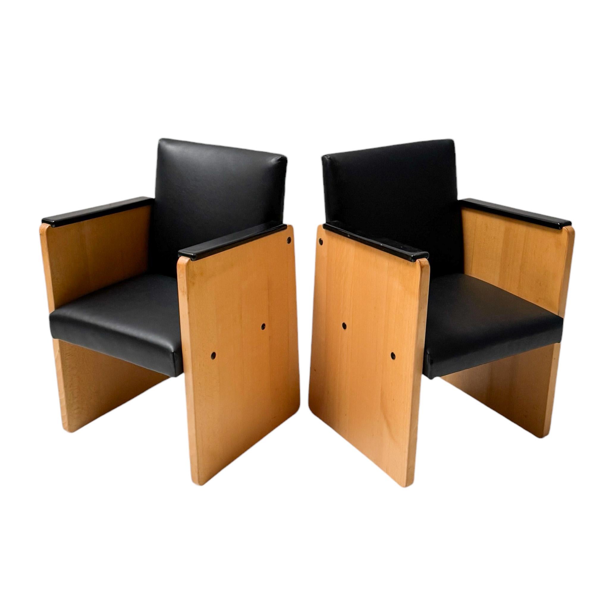 Magnifica e rara coppia di poltrone moderniste Art Déco.
Design di Jan den Drijver per De Stijl Den Haag.
Un sorprendente design olandese degli anni '1930.
Telaio originale in faggio massiccio con sedili e schienali rivestiti in pelle nera di