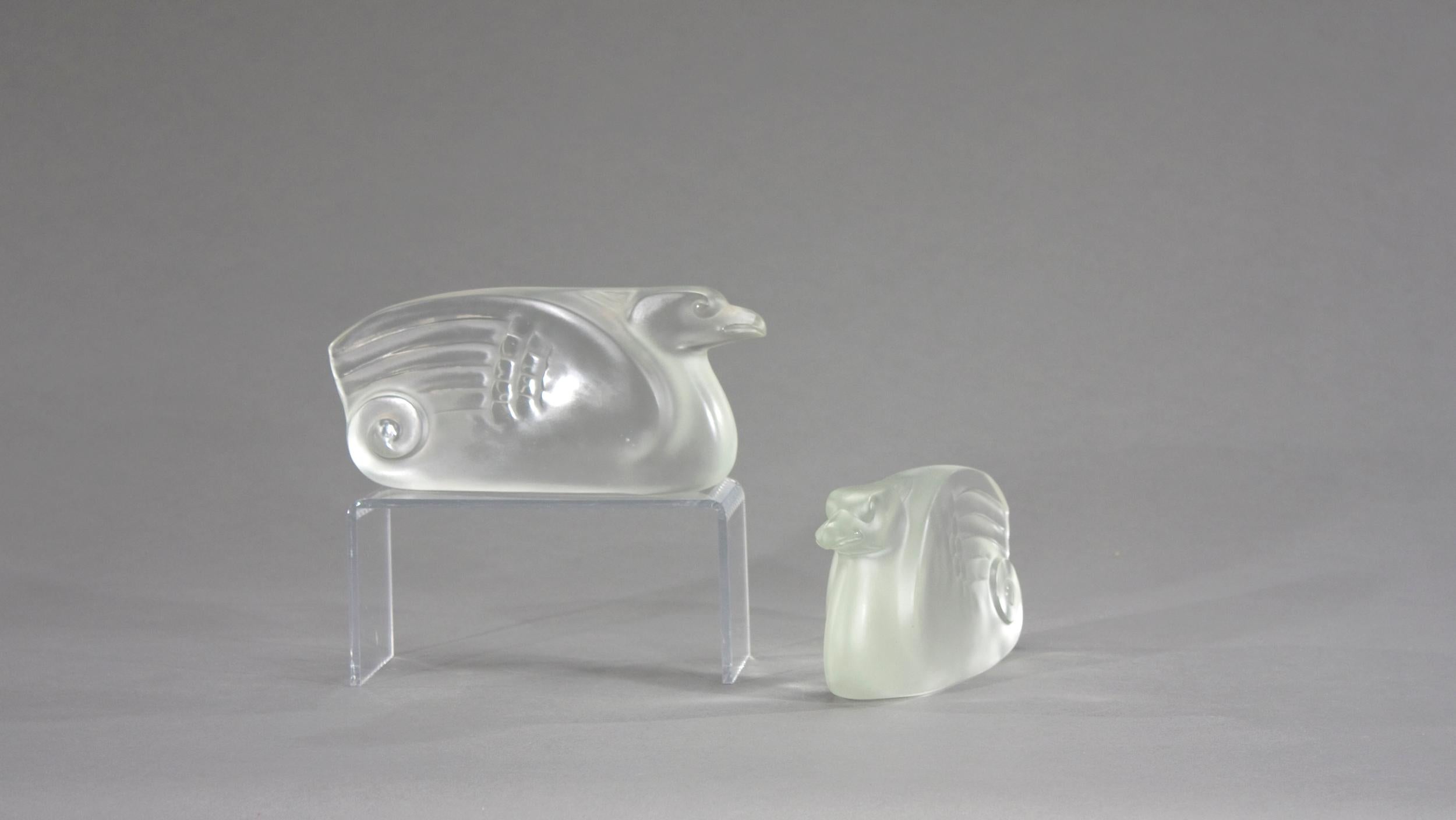 Art déco Paire de serre-livres Art Déco en cristal moulé avec oiseaux stylisés en vente