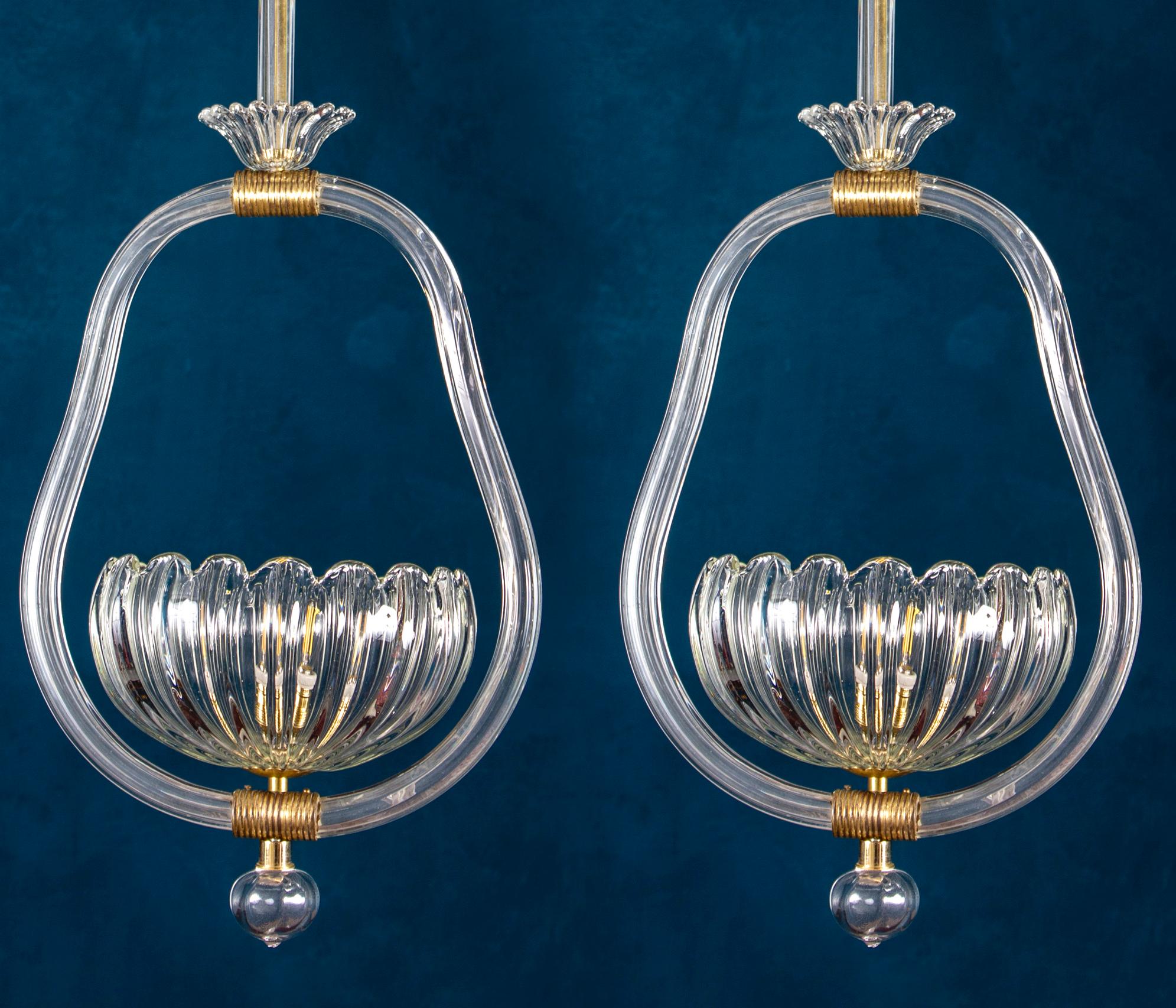 A beautiful pair of Italian Art Deco chandeliers by Ercole Barovier, made of clear Murano glass and brass.
Each with one E 27 light bulbs.
We can rewire for your country standards.
They are in excellent vintage condition, the brass with warm