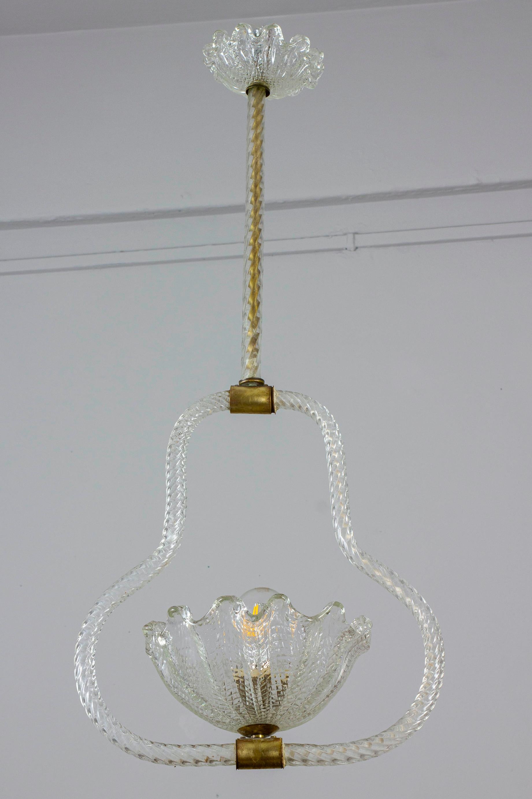 Art déco Paire de suspensions ou lanternes Art Déco en verre de Murano et laiton par Barovier en vente