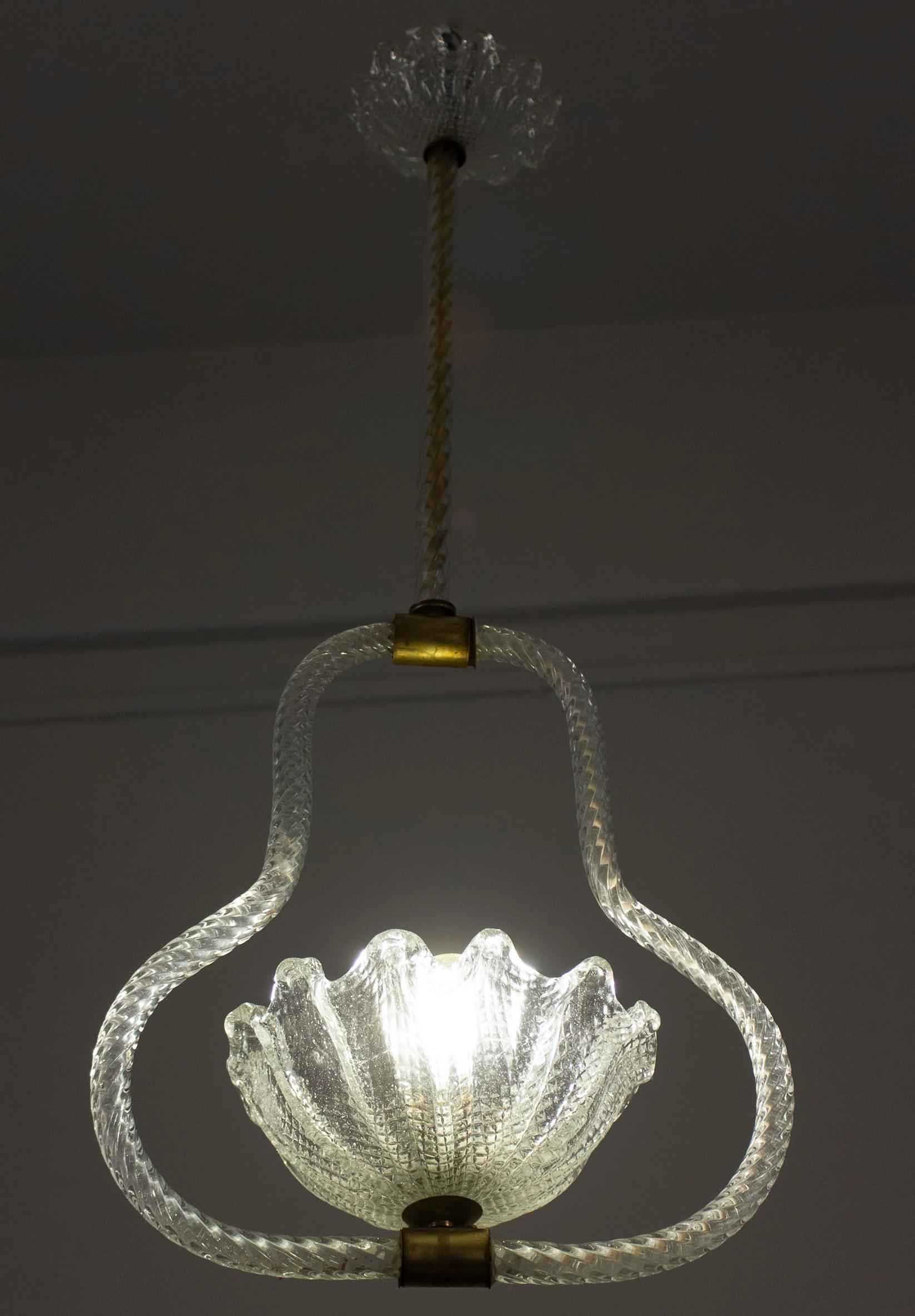 20ième siècle Paire de suspensions ou lanternes Art Déco en verre de Murano et laiton par Barovier en vente