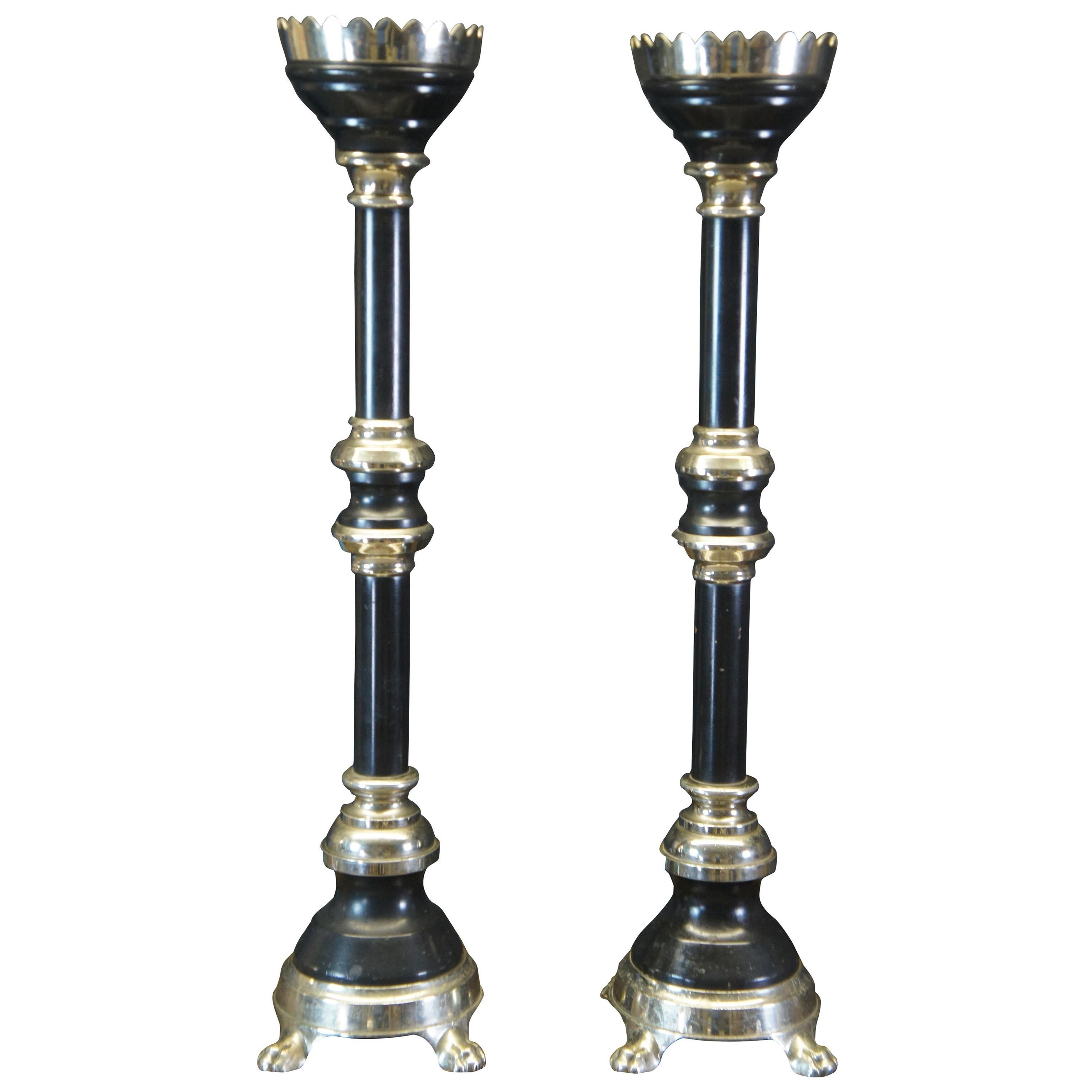 Coppia di candelabri da terra Art Deco in nichel ed ebano, bastoni da altare con piedi ad artiglio, 37". in vendita