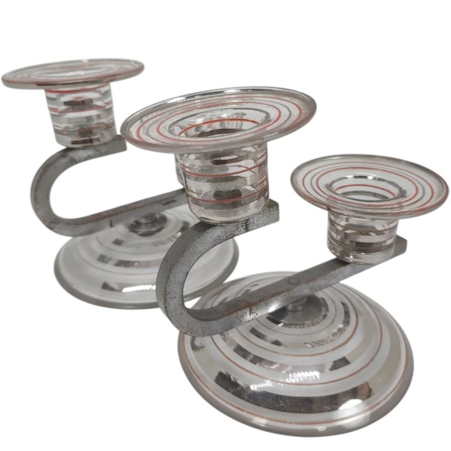 Coppia di candelabri art déco in bronzo nichelato e cristallo decorato con fili d'argento e lacca rossa in buone condizioni con qualche usura sulla nichelatura
