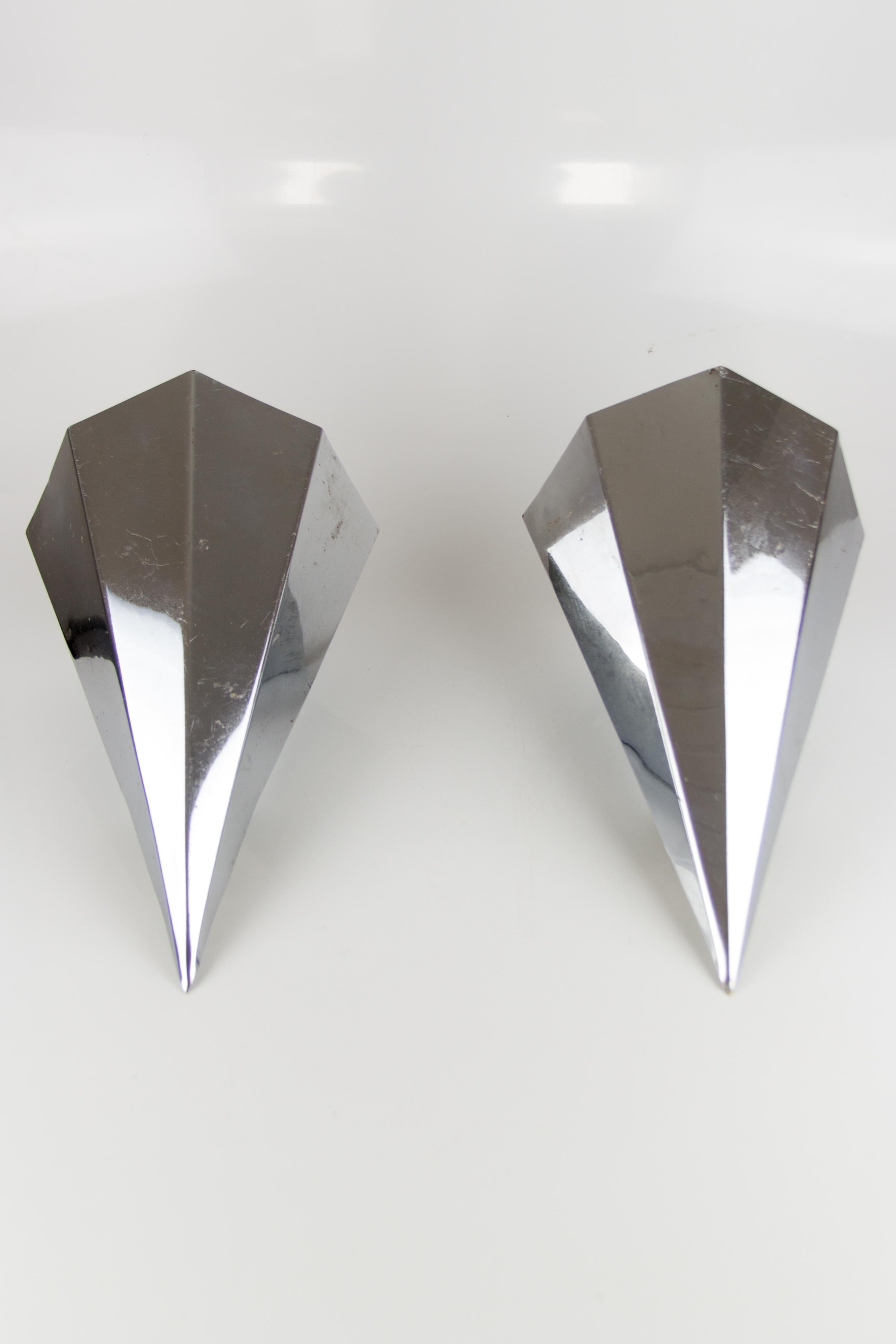 An extraordinary pair of corner wall lights, pentagonal V-shaped sconces. Each with one light, and one socket for a B22 size light bulb.
These corner wall lights are ideal for the foyer, corridor, or other rooms at home, they reflect an unusual