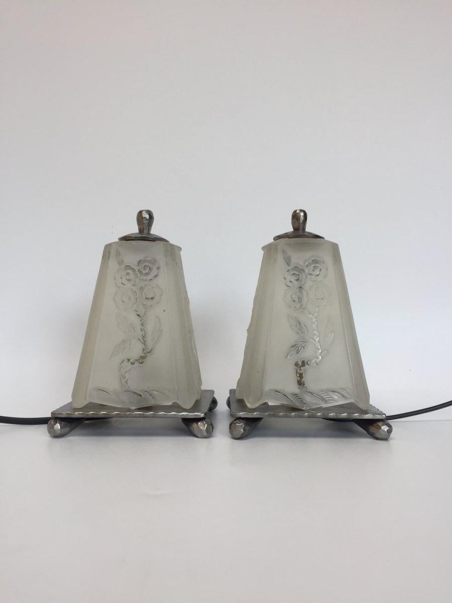 Pair of wrought iron base and molded glass nightlights with woman decor in the style of Hettier & Vincent, Genet & Michon, Sabino.

In very good condition and electrified.

Measures: Height: 17.5cm
Base: 11.5cm x 11.5cm
Weight: 2.2 kg.