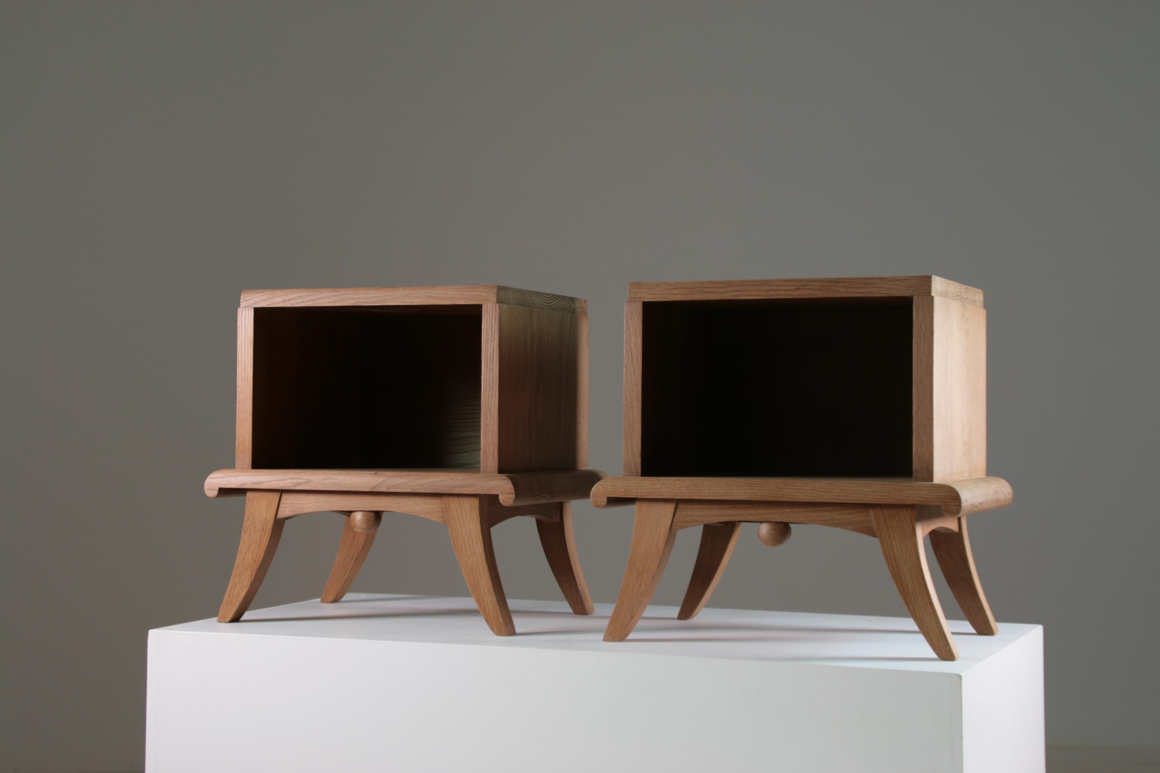 Coppia di comodini art déco in rovere massiccio, Francia, anni '30 in vendita 11