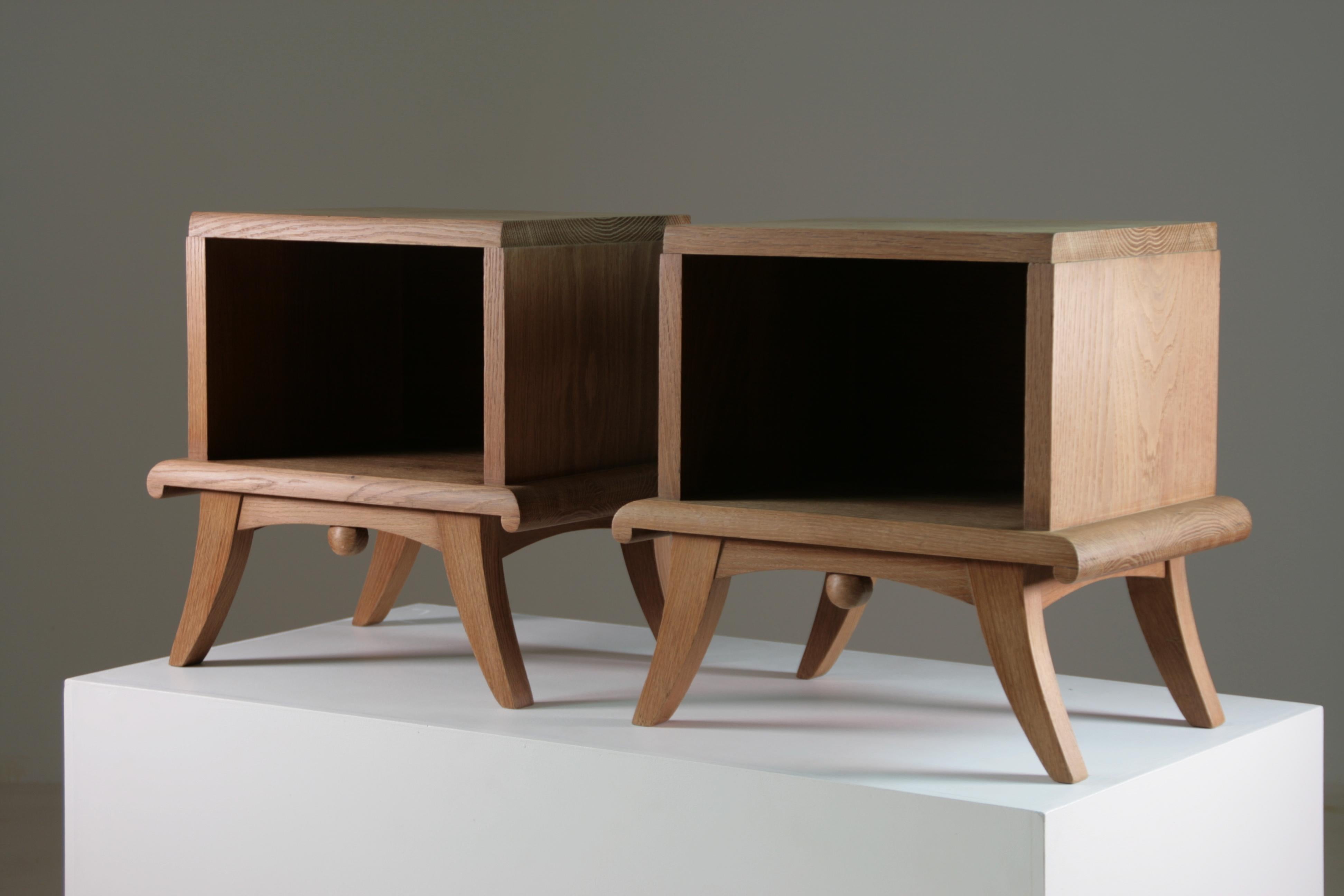Coppia di comodini francesi Art Déco in rovere massiccio, risalenti agli anni '30. Uno stile elegante e contemporaneo. In ottime condizioni generali.
Dimensioni:
L 42 x H 42 x P 31 cm