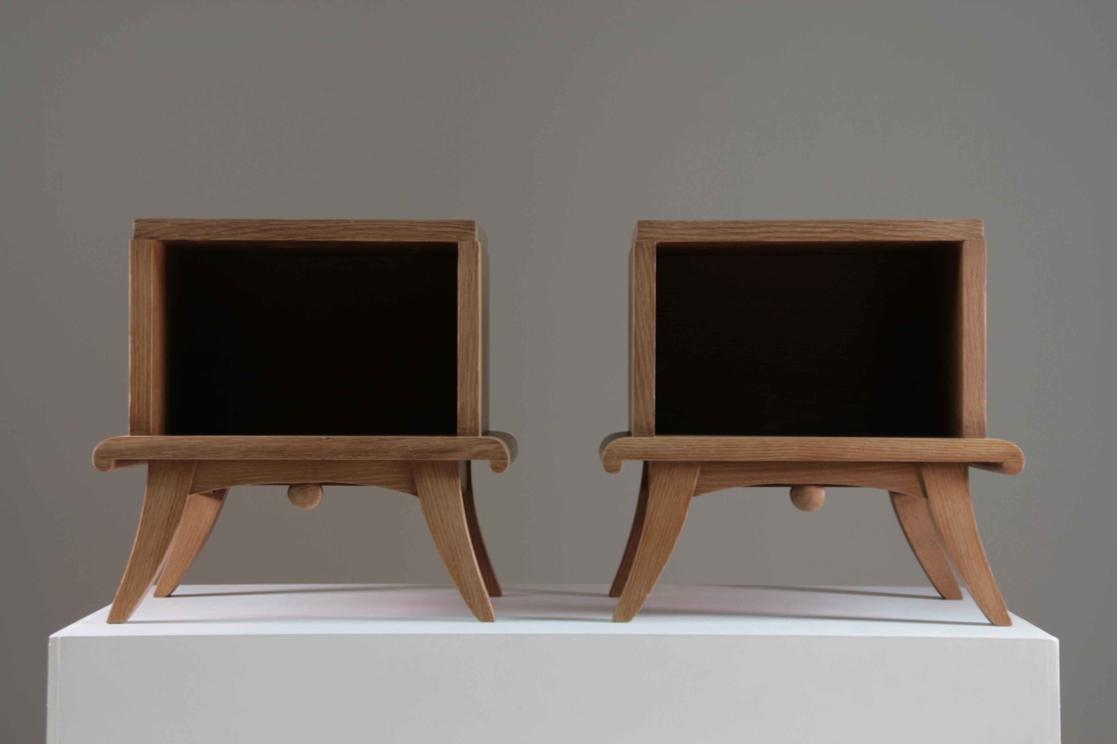 Coppia di comodini art déco in rovere massiccio, Francia, anni '30 in vendita 1