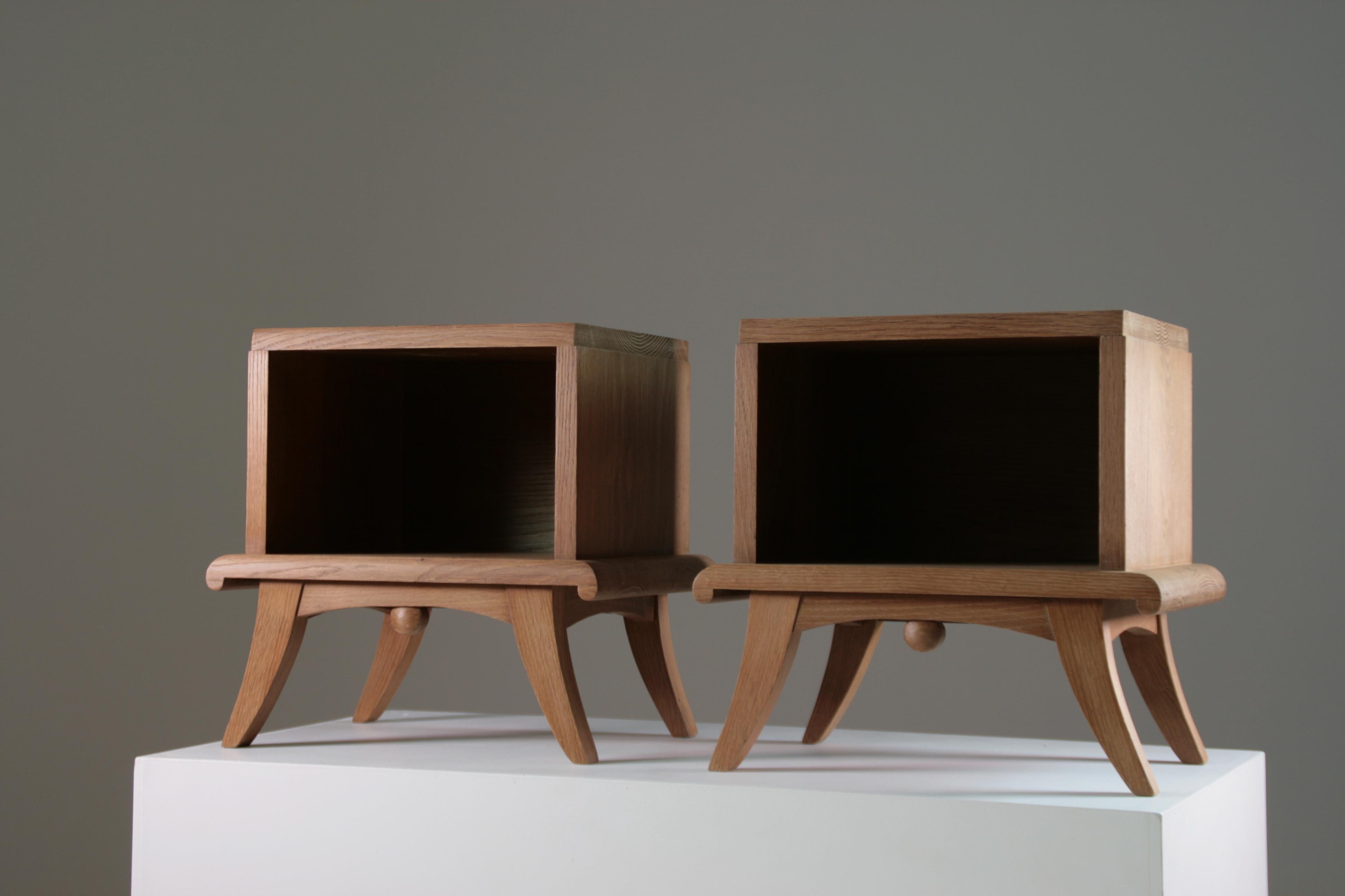 Coppia di comodini art déco in rovere massiccio, Francia, anni '30 in vendita 2