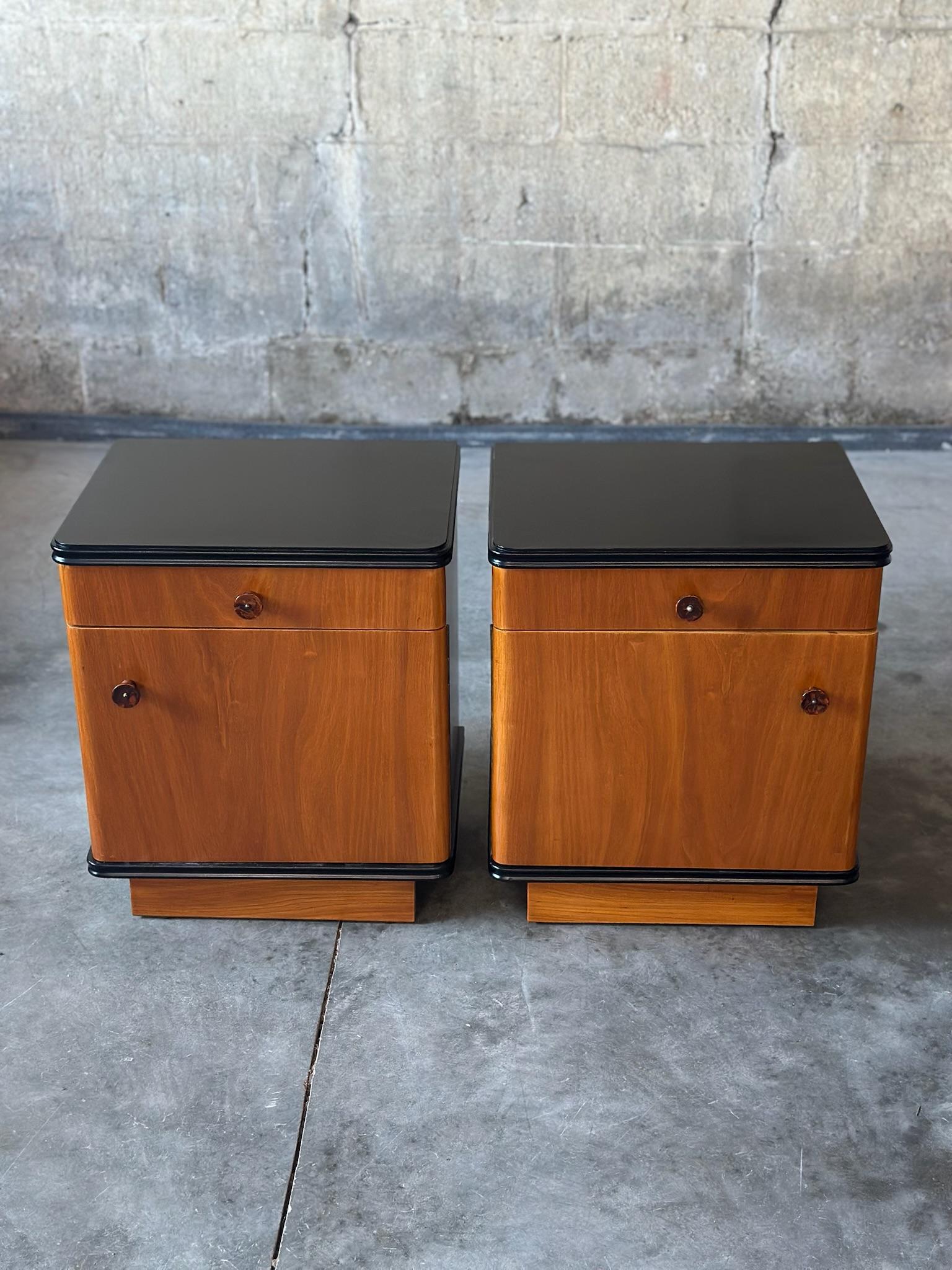 Una bellissima coppia di comodini Art Déco. Acero e lacca. 