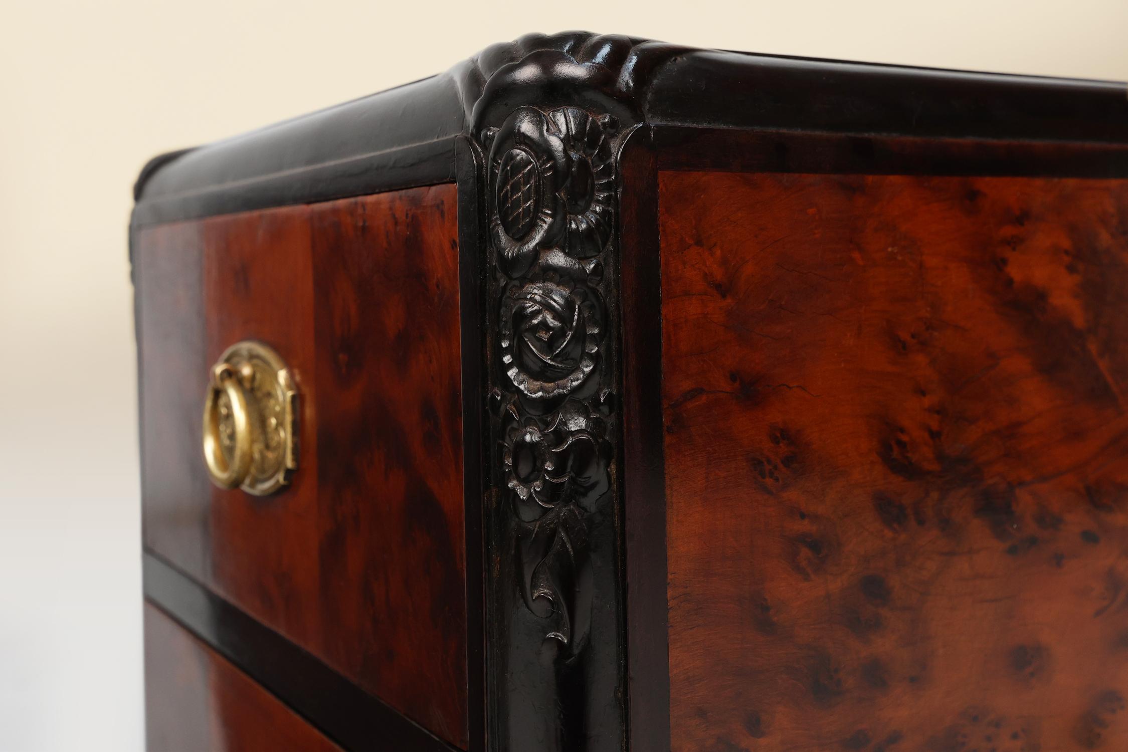 Carved Pair of Art Deco nightstands in burl veneer, oak and copper, France ca. 1910 For Sale