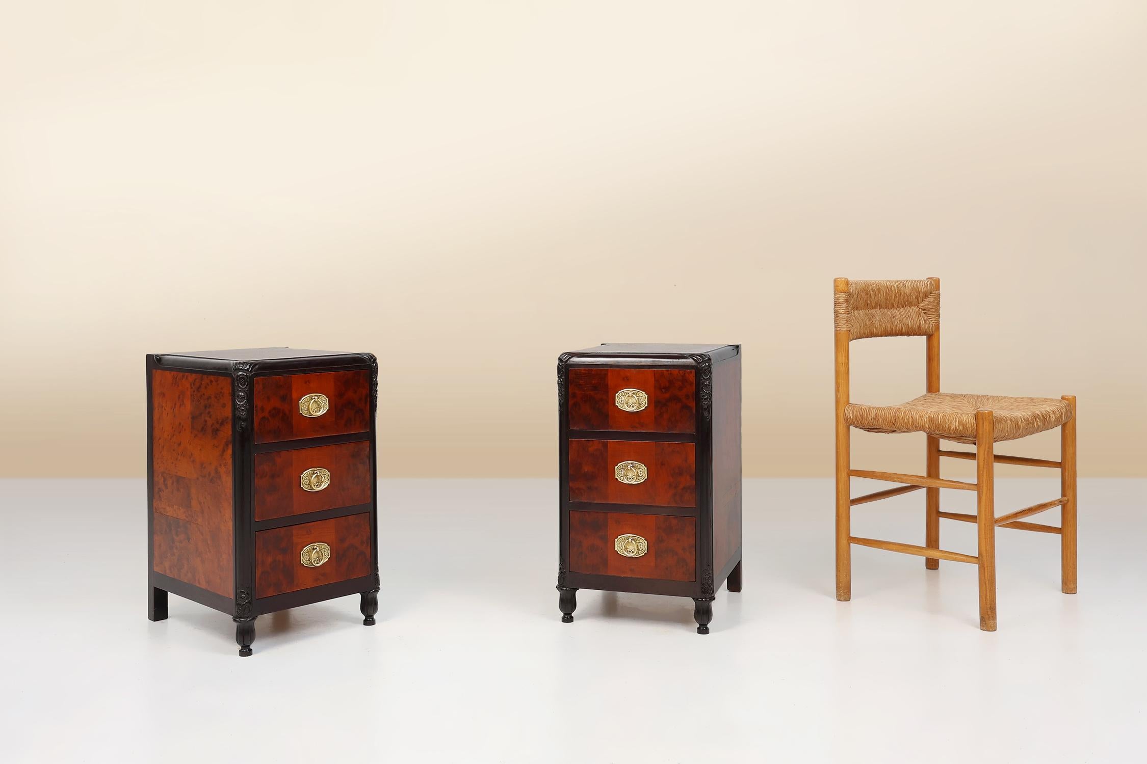 Pair of Art Deco nightstands in burl veneer, oak and copper, France ca. 1910 In Good Condition For Sale In Meulebeke, BE