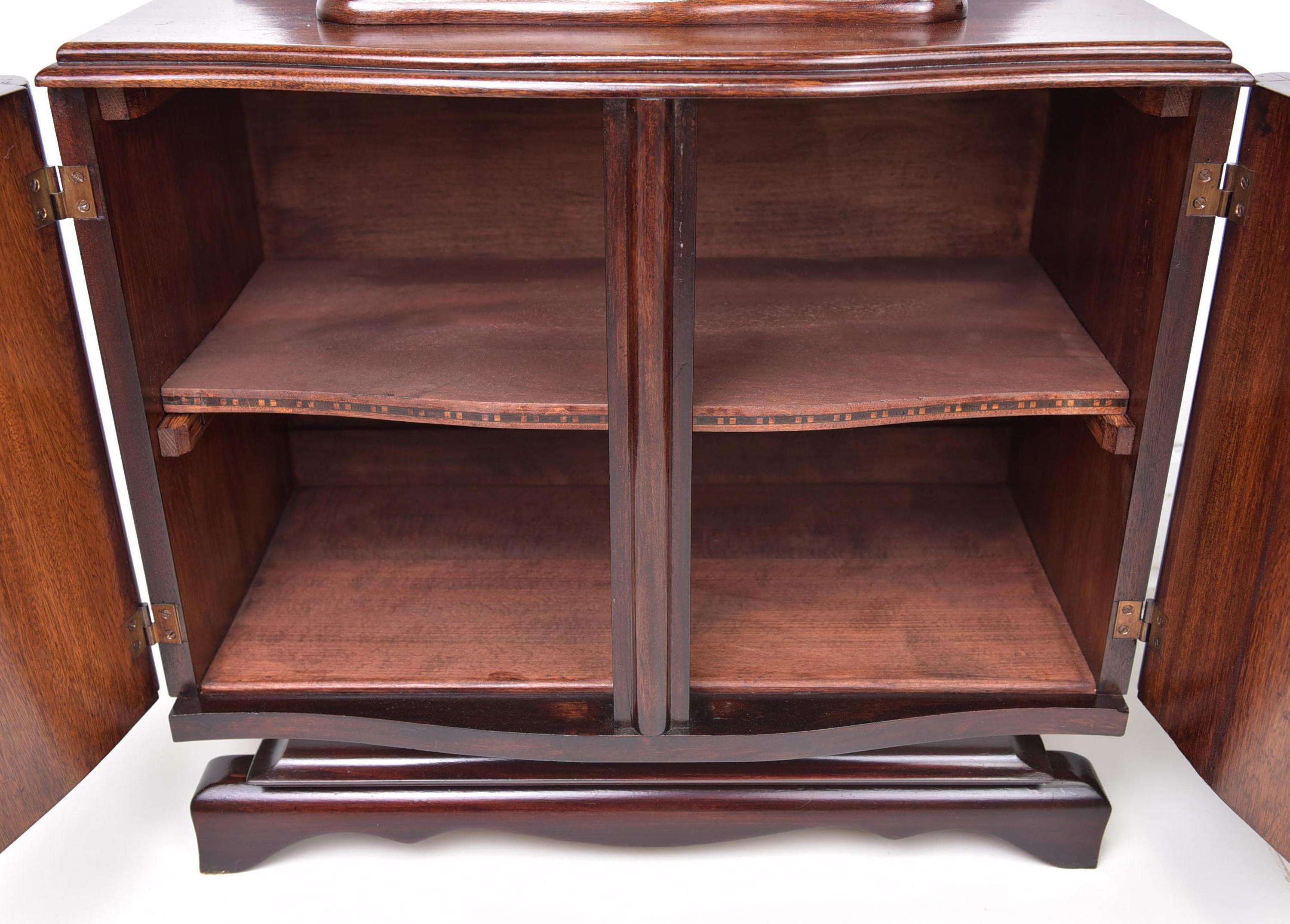 20th Century Pair of Art Deco Nightstands in Mahogany, circa 1930