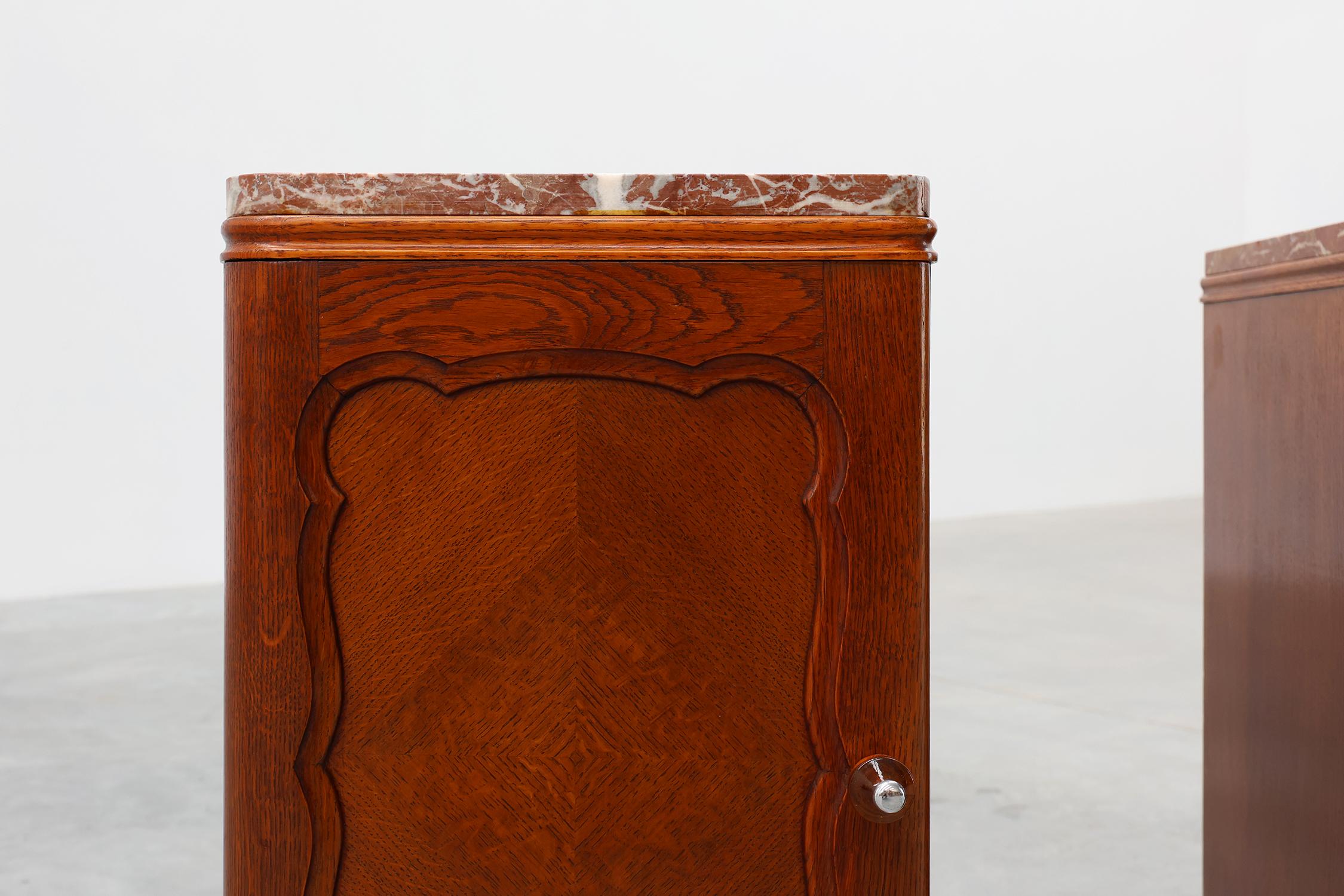 Paire de tables de nuit Art Déco en chêne avec plateau en marbre, France ca. 1925 en vente 5