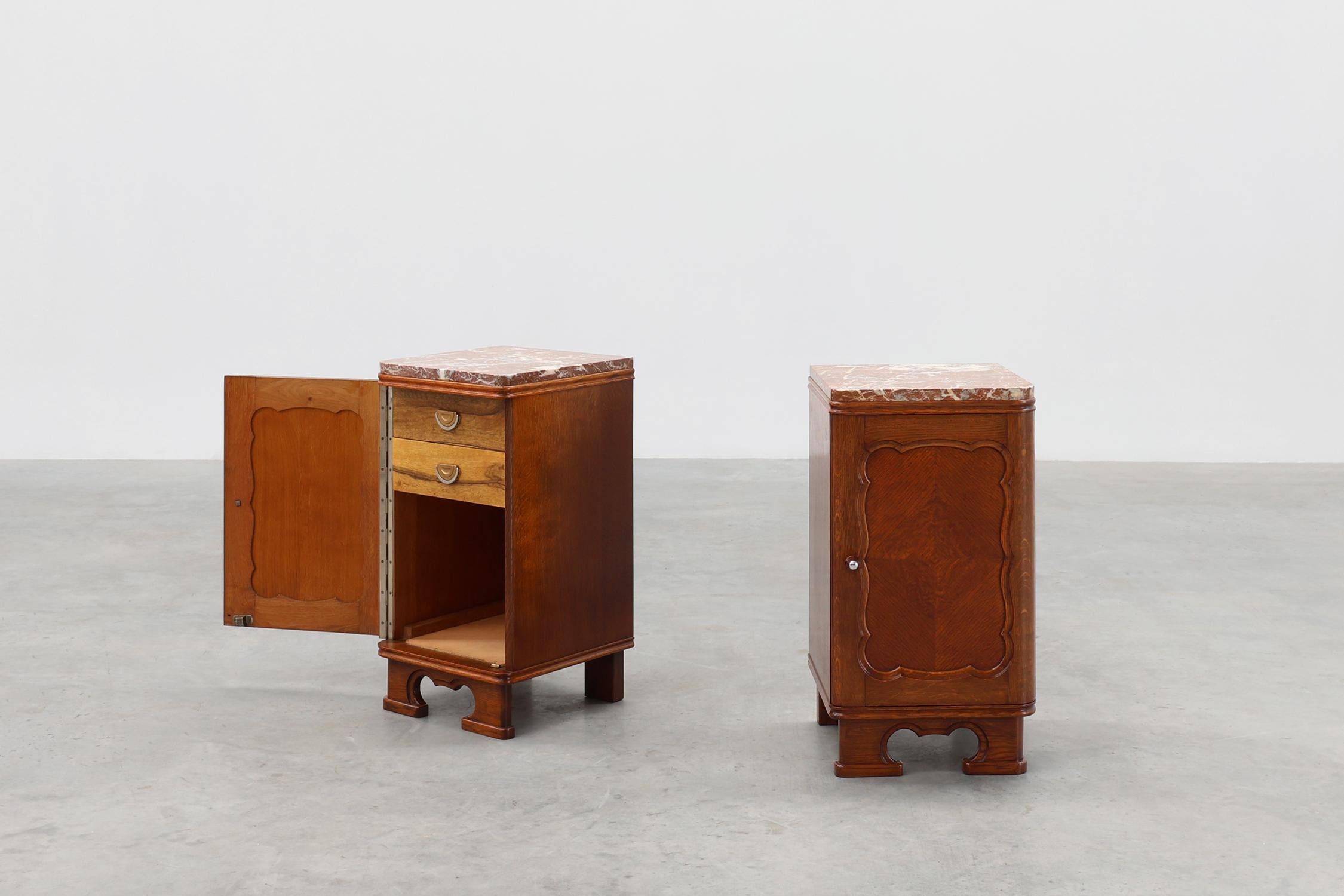 France / 1925 / 2 tables de nuit / chêne, marbre, verre, métal / Art déco

Paire de tables de chevet françaises très élégantes en chêne avec marbre de style dans un schéma de couleurs complémentaires et un bel intérieur. Fabriqué à la main vers 1925