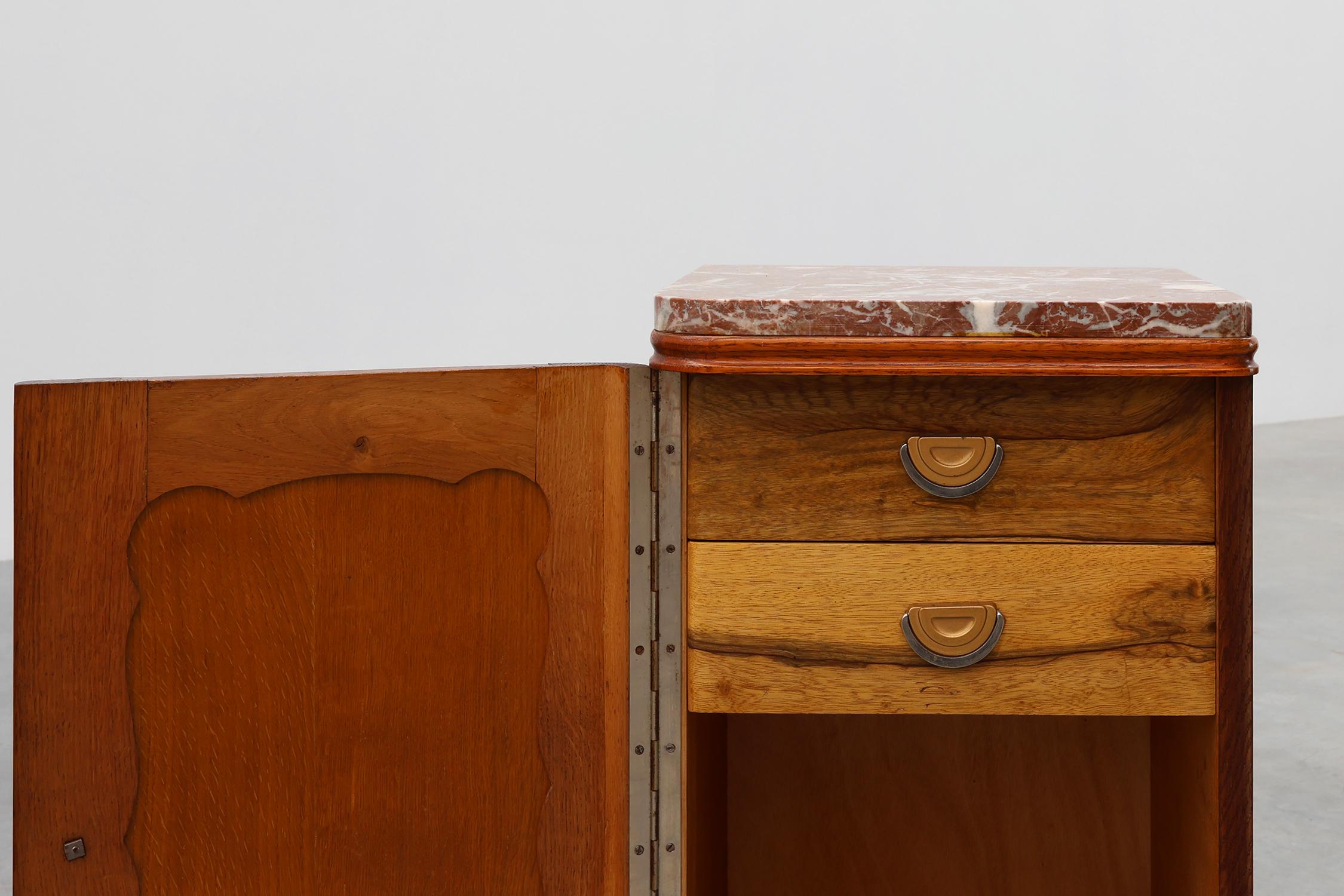 Français Paire de tables de nuit Art Déco en chêne avec plateau en marbre, France ca. 1925 en vente