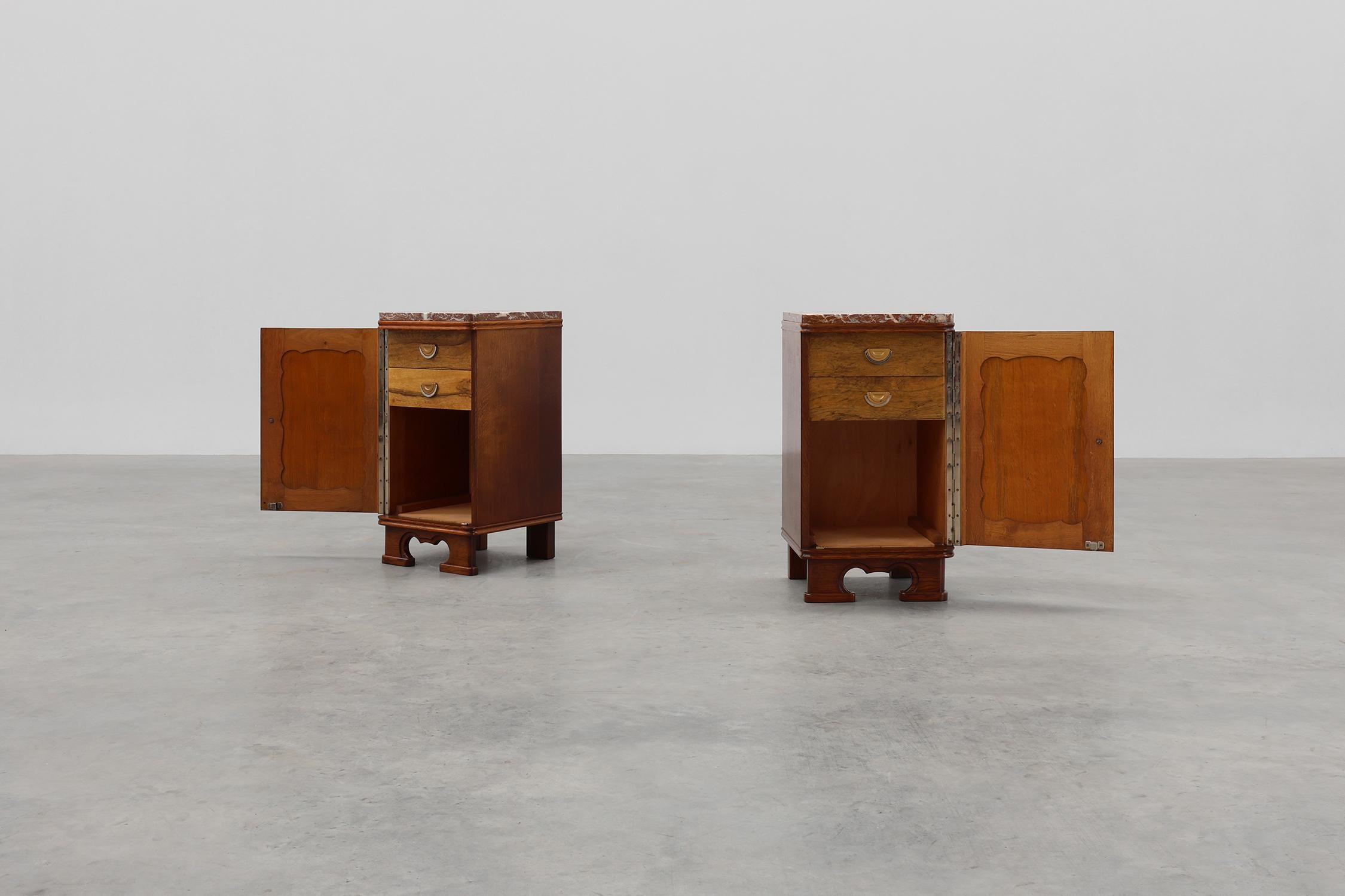 Paire de tables de nuit Art Déco en chêne avec plateau en marbre, France ca. 1925 Bon état - En vente à Meulebeke, BE