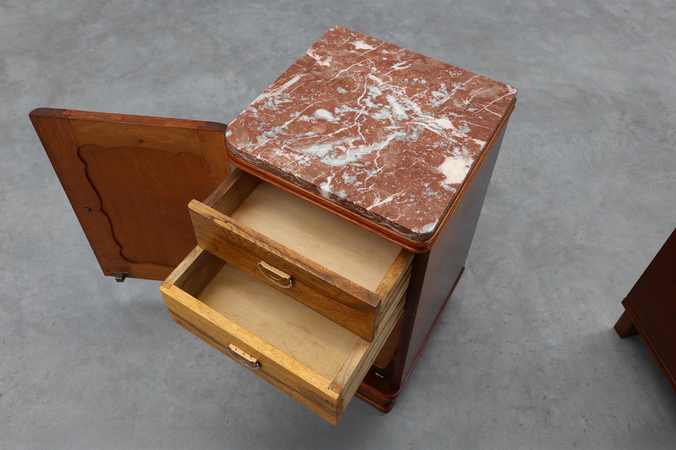 Métal Paire de tables de nuit Art Déco en chêne avec plateau en marbre, France ca. 1925 en vente