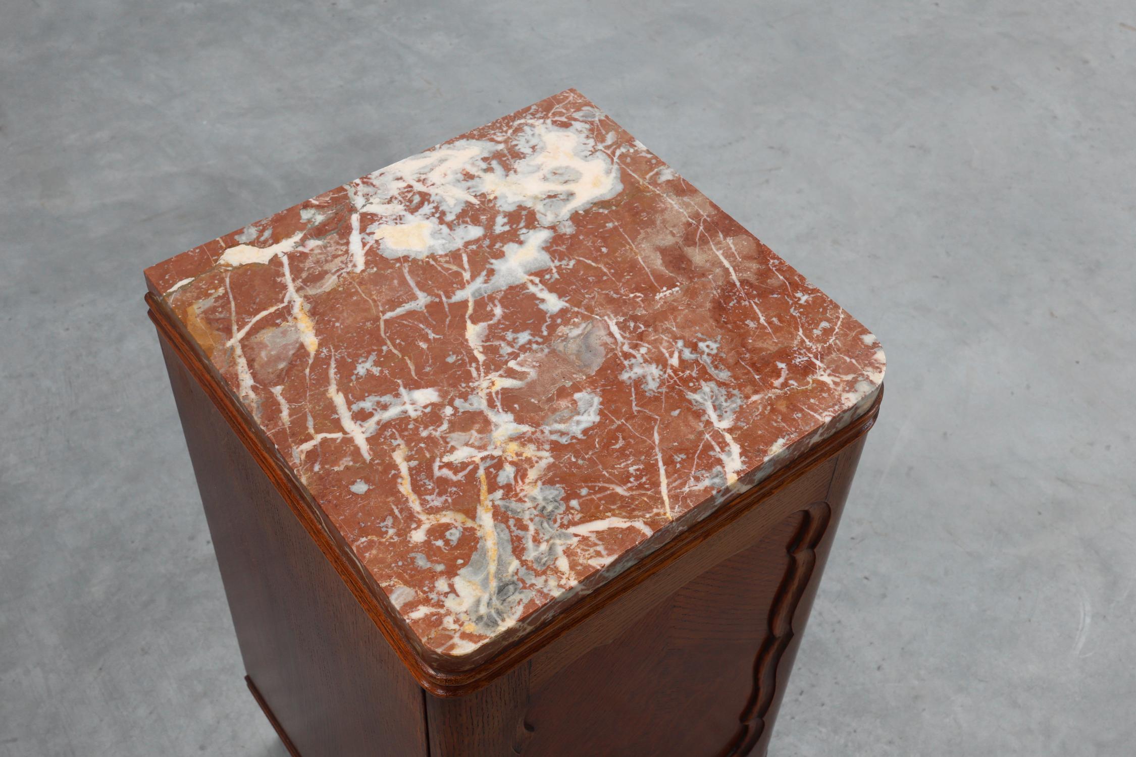 Paire de tables de nuit Art Déco en chêne avec plateau en marbre, France ca. 1925 en vente 1