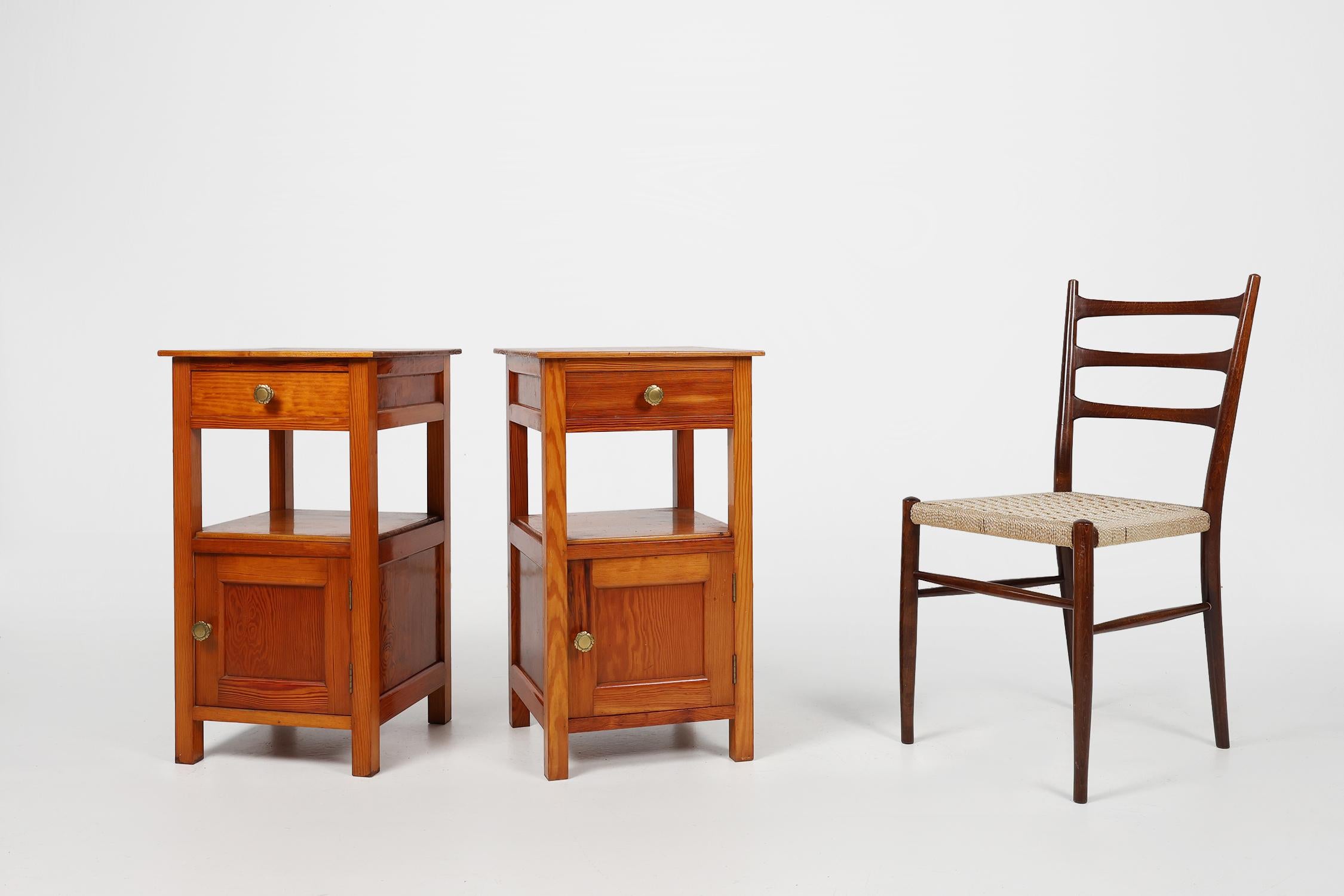 France / 1940 / set nightstands / wood / Art Deco / Mid-century

An Art Deco set of two nightstands in wood with brass hardware crafted in France around 1940. Both with a drawer on top and a spacious compartiment at the base.

These nightstands