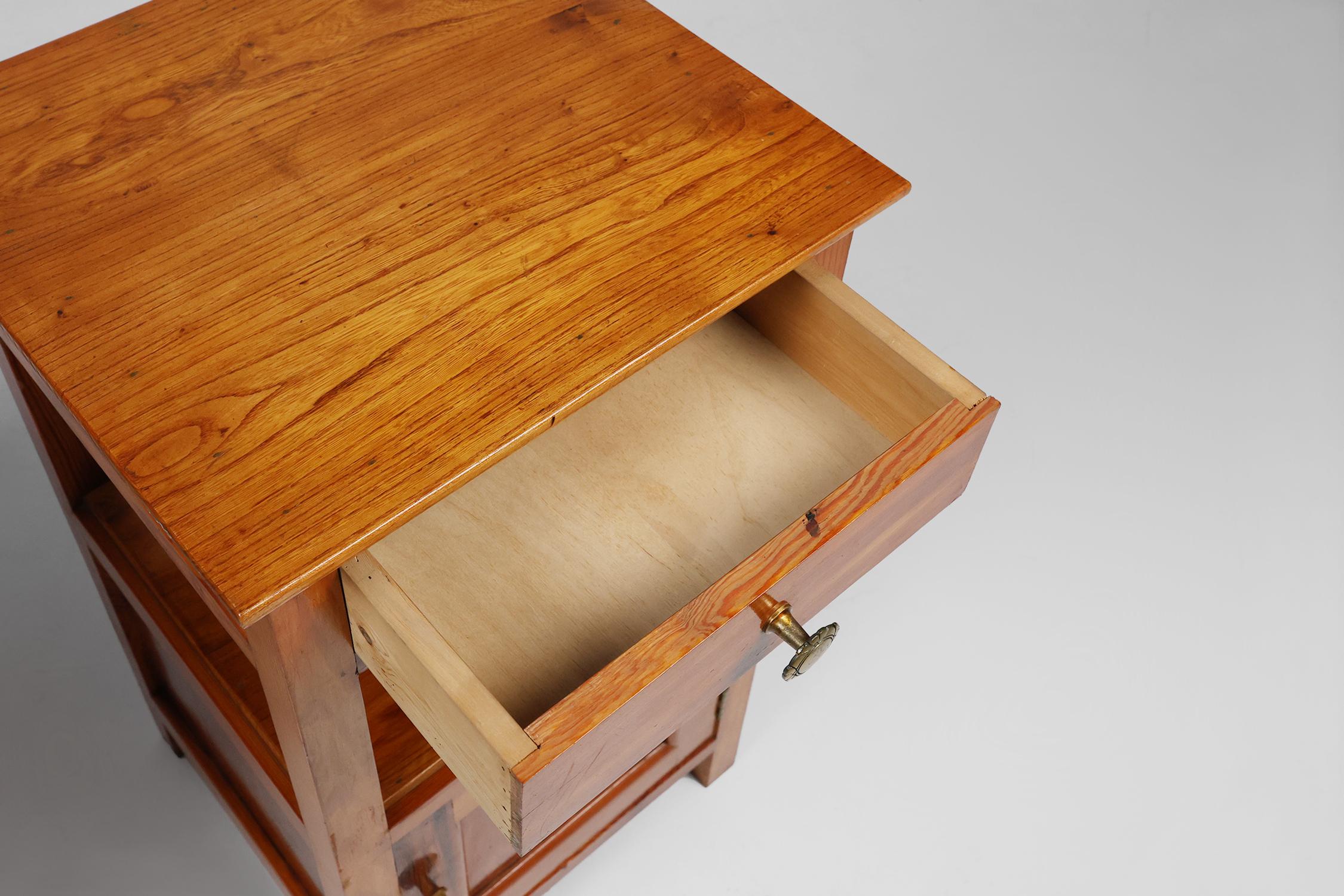 Pair of Art Deco Nightstands in wood, France 1940s In Good Condition For Sale In Meulebeke, BE