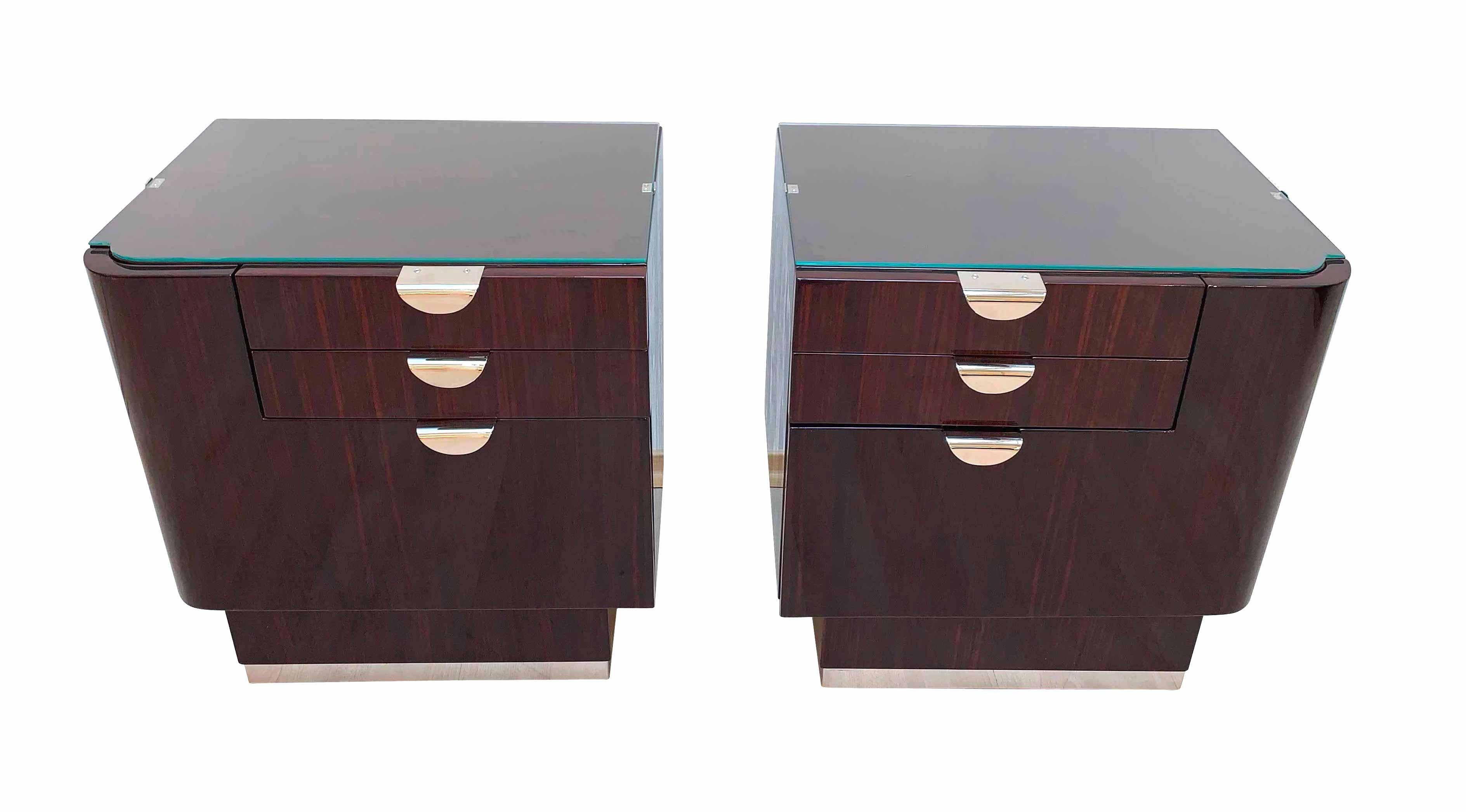 Beautiful pair of elegant, petite Bauhaus nightstands / bedside tables from Germany, circa 1930.

1 doors, 2 drawers. Rosewood lacquered and polished, inside with bright maple (Lacquered on doors, too).
Original handles, newly galvanized (nickeled).