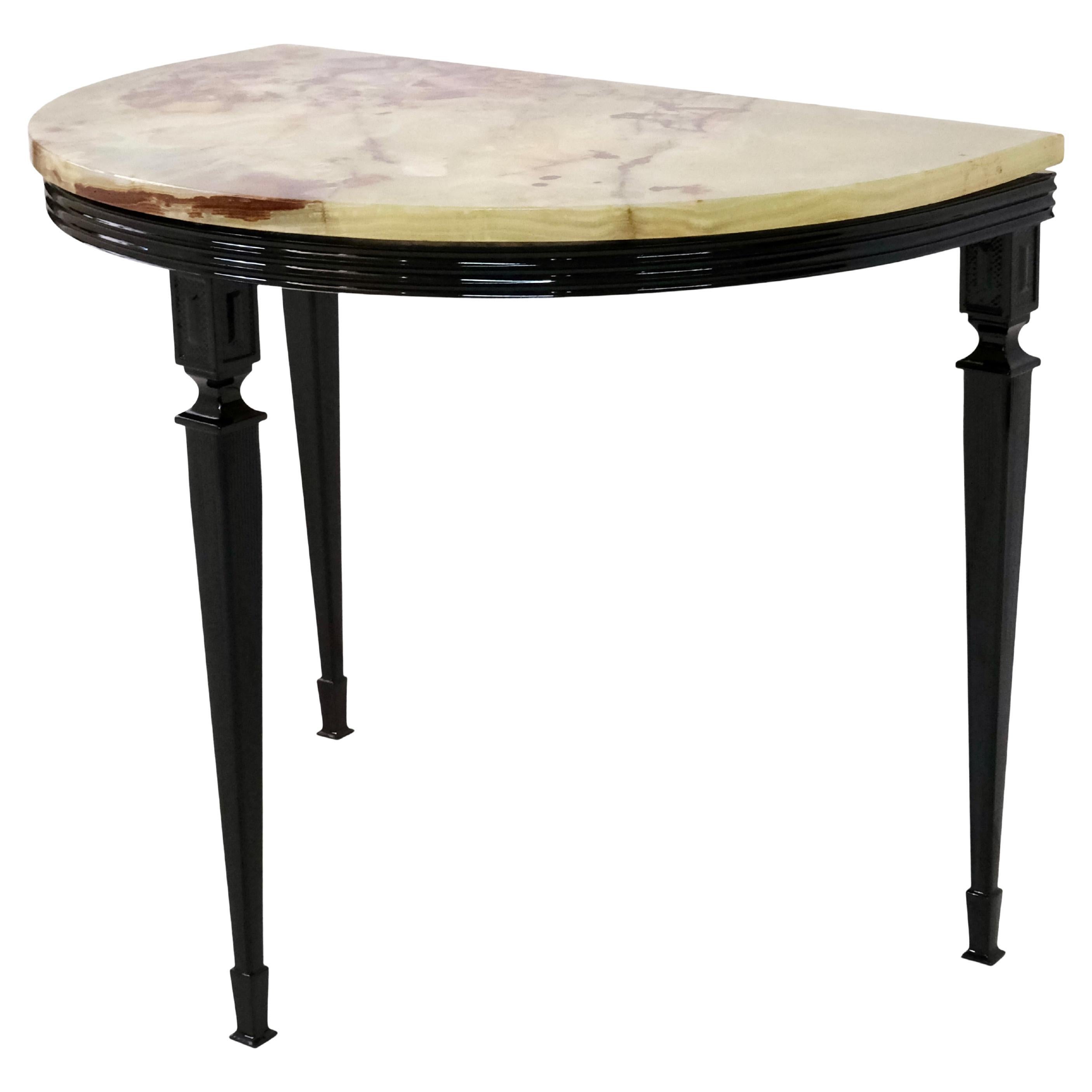 Paire de tables de nuit Art Déco avec marbre en demi-lune sur base en métal noir en vente