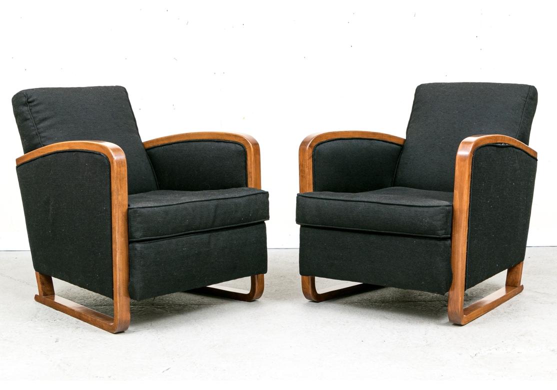 Cómoda y espaciosa pareja de sillones club de brazos abiertos estilo Art Déco. Aspecto elegante. Con cojines de asiento tapizados sueltos. 

Dimensiones: 25,75