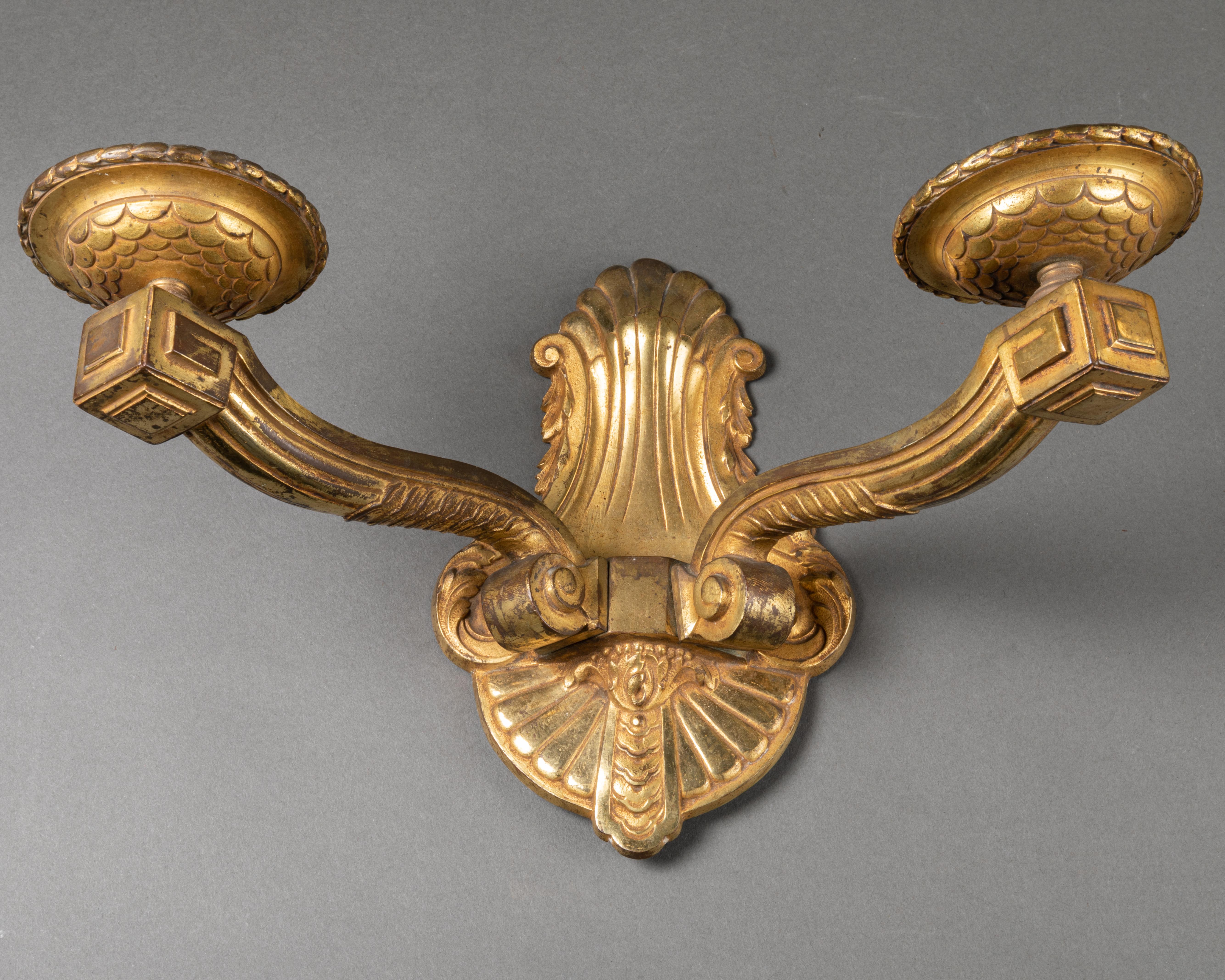 Coppia di appliques in bronzo dorato art déco 

Tipico arredamento francese art déco del 1925 circa

Fori per l'elettricità
Possono essere aggiunte delle sfumature

Dimensioni: H. 23,5 x L. 36,5 x P. 22 cm

Non è elettrificato, quindi può essere