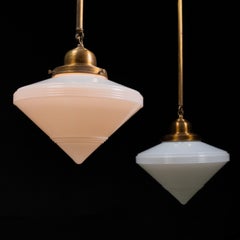 Paar Art Deco Opalglas Pendelleuchten mit Messingbeschlägen