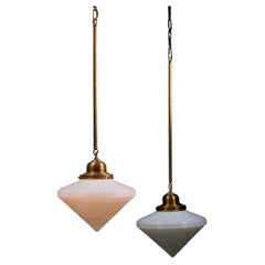 Paar Art Deco Opalglas Pendelleuchten mit Messingbeschlägen