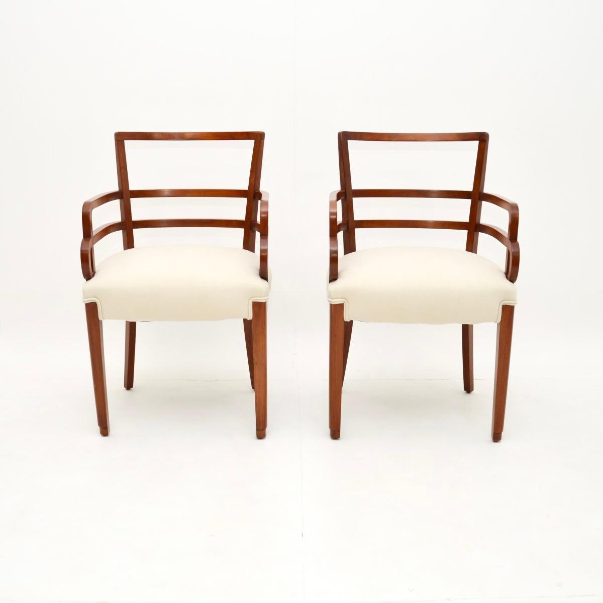 Una bellissima coppia di poltrone / sedie aperte in stile Art Déco. Sono stati realizzati in Europa, probabilmente in Francia, e risalgono agli anni '30 del secolo scorso.

Il design è molto elegante, la qualità è eccellente e le dimensioni sono