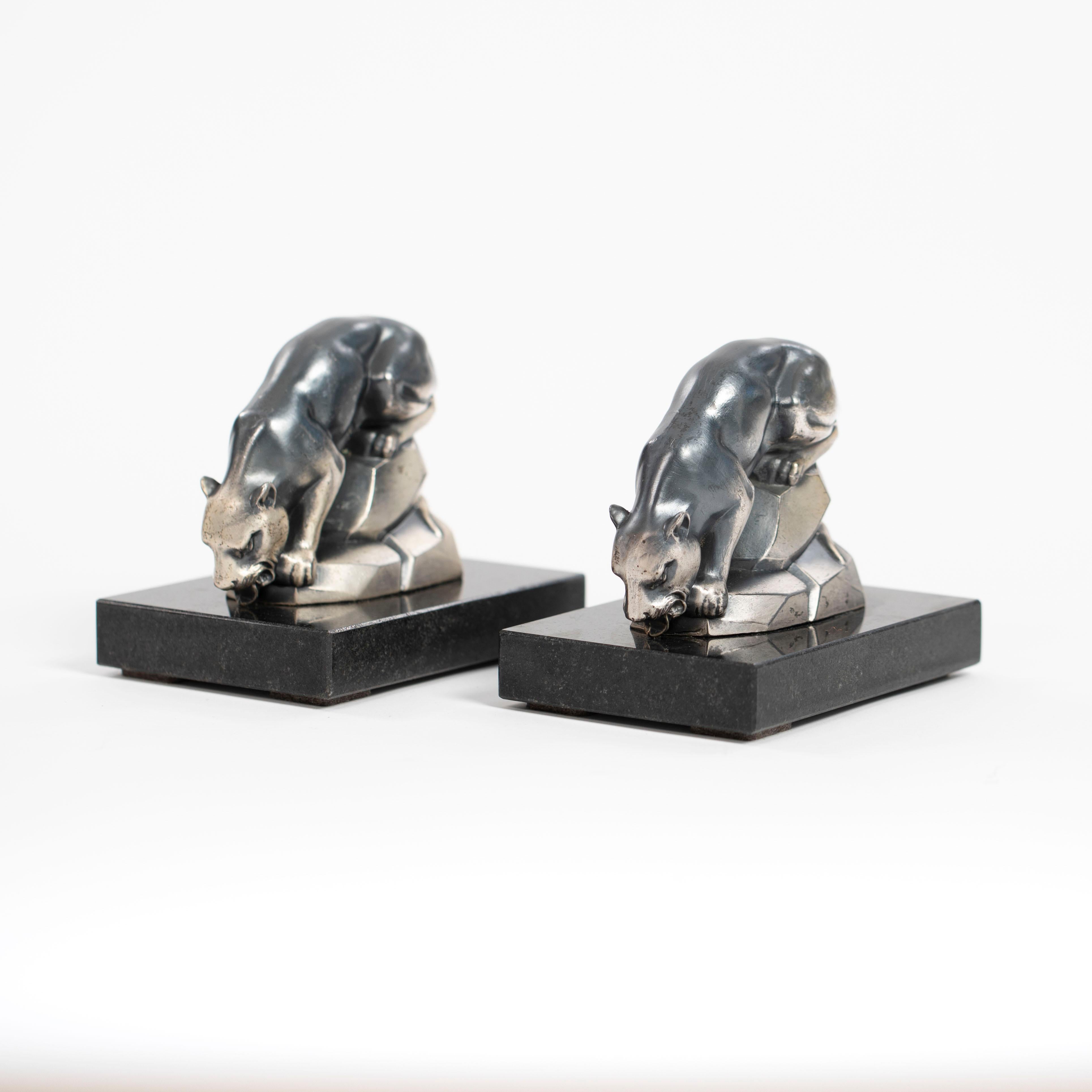 Francese Coppia di reggilibri Art Deco Panther in bronzo su marmo nero di M. Font, anni '20 in vendita