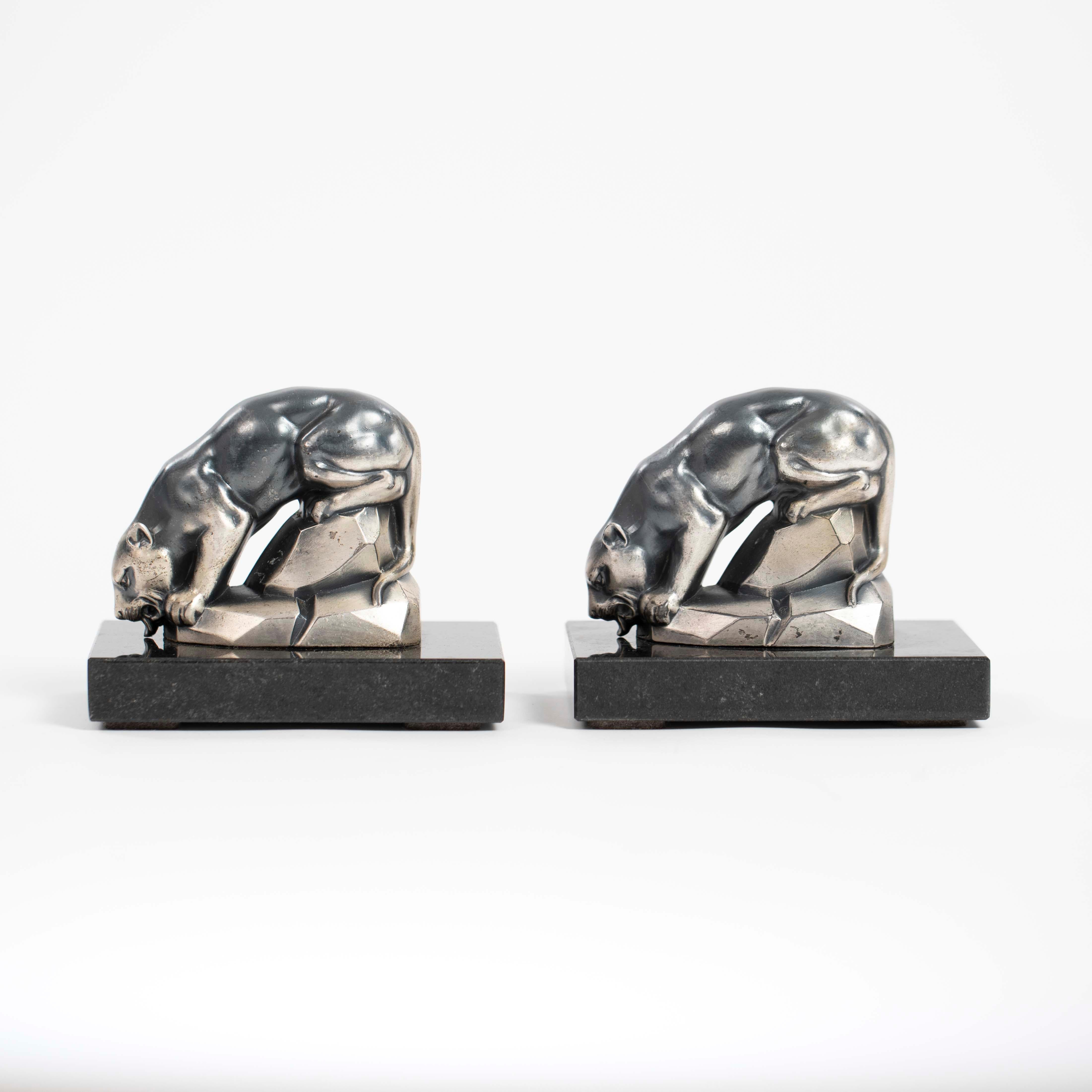 Calco Coppia di reggilibri Art Deco Panther in bronzo su marmo nero di M. Font, anni '20 in vendita