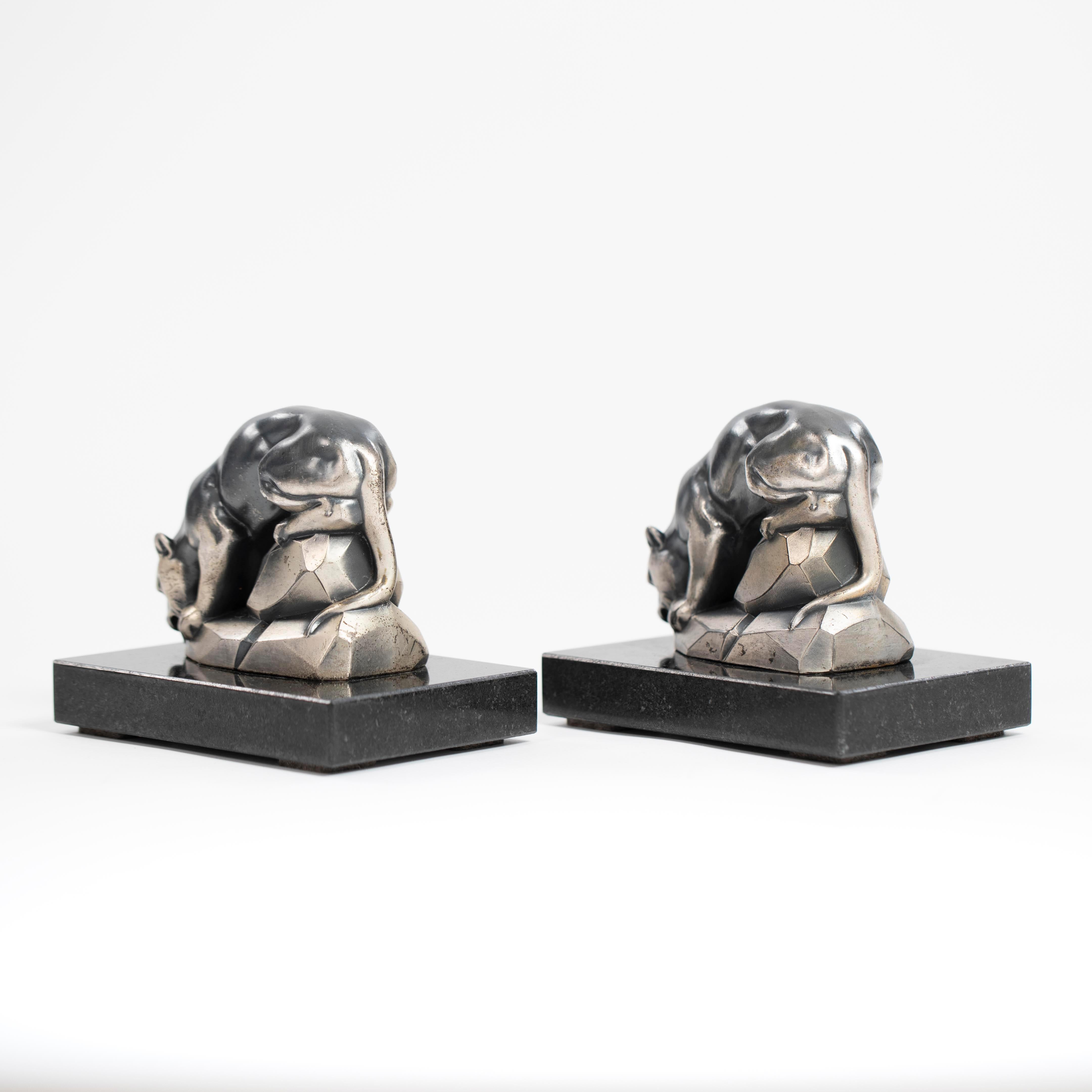 Coppia di reggilibri Art Deco Panther in bronzo su marmo nero di M. Font, anni '20 In condizioni buone in vendita a Salzburg, AT
