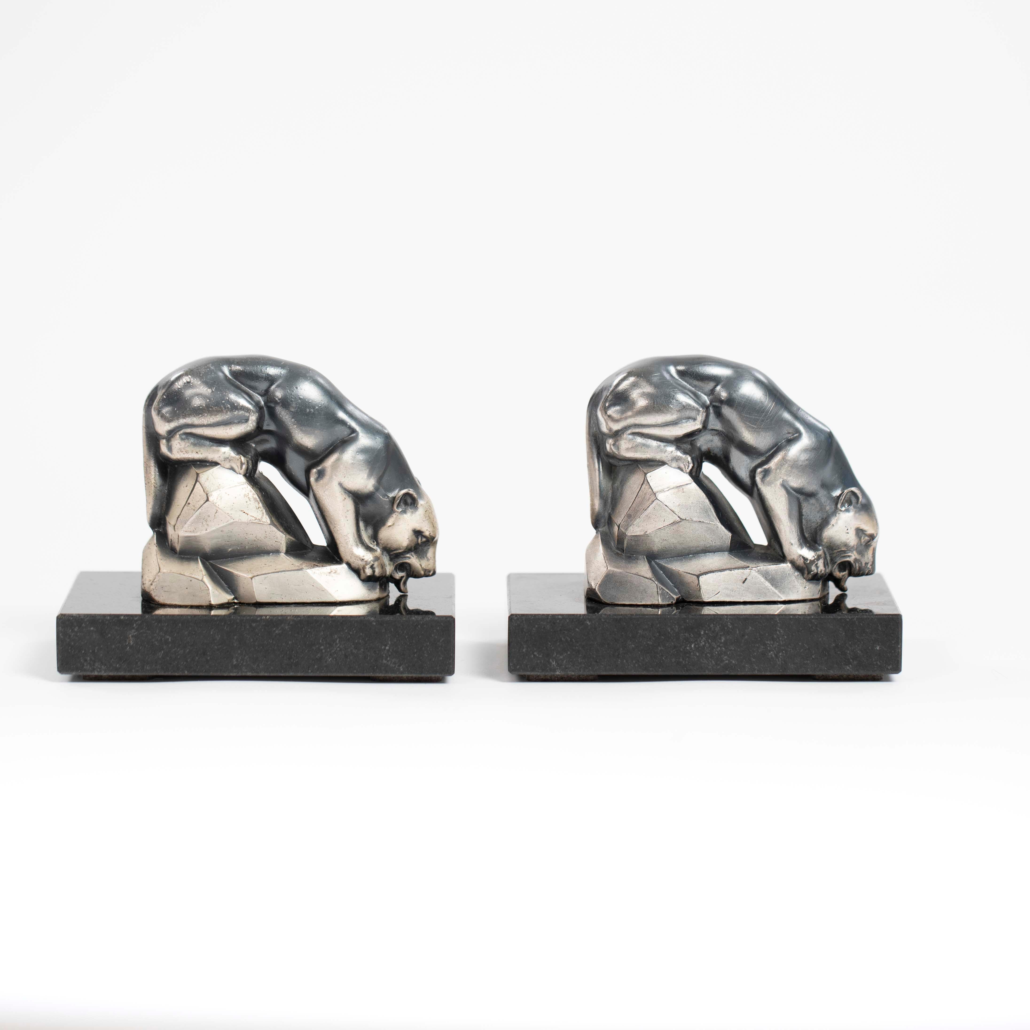 Coppia di reggilibri Art Deco Panther in bronzo su marmo nero di M. Font, anni '20 in vendita 1