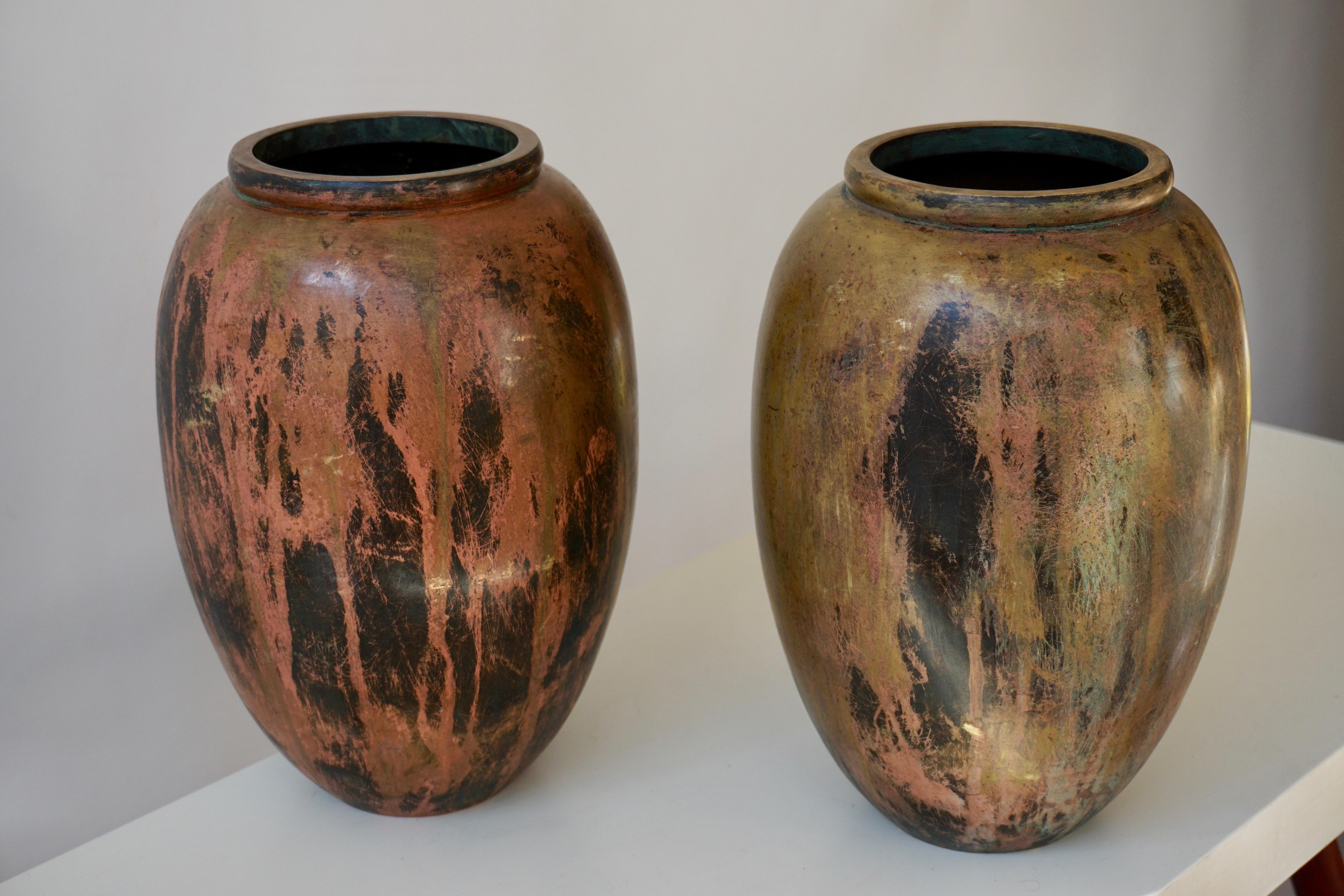 Paar von  Vasen aus patinierter Bronze im Art déco-Stil  (Belgisch) im Angebot