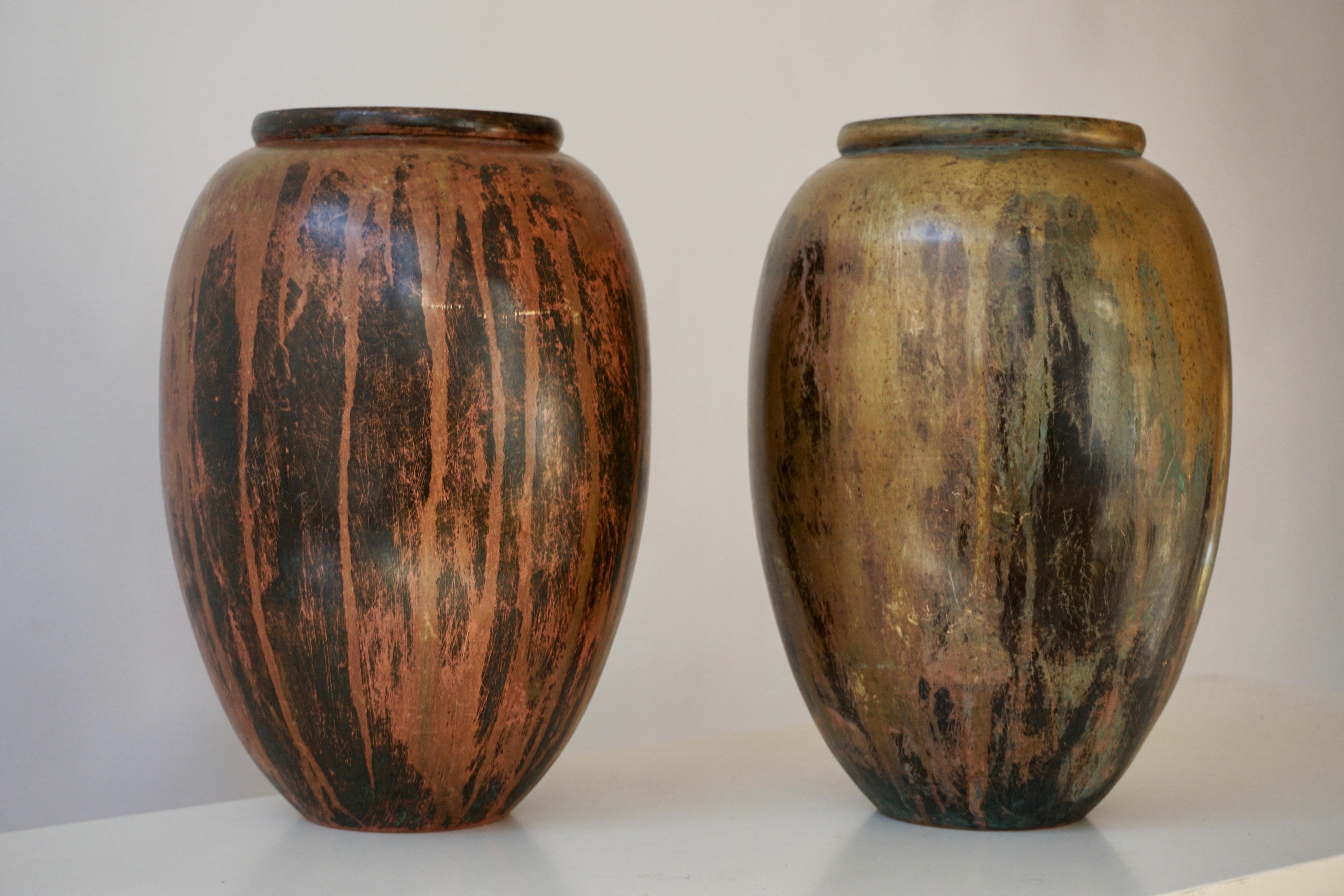 Paar von  Vasen aus patinierter Bronze im Art déco-Stil  im Angebot 1