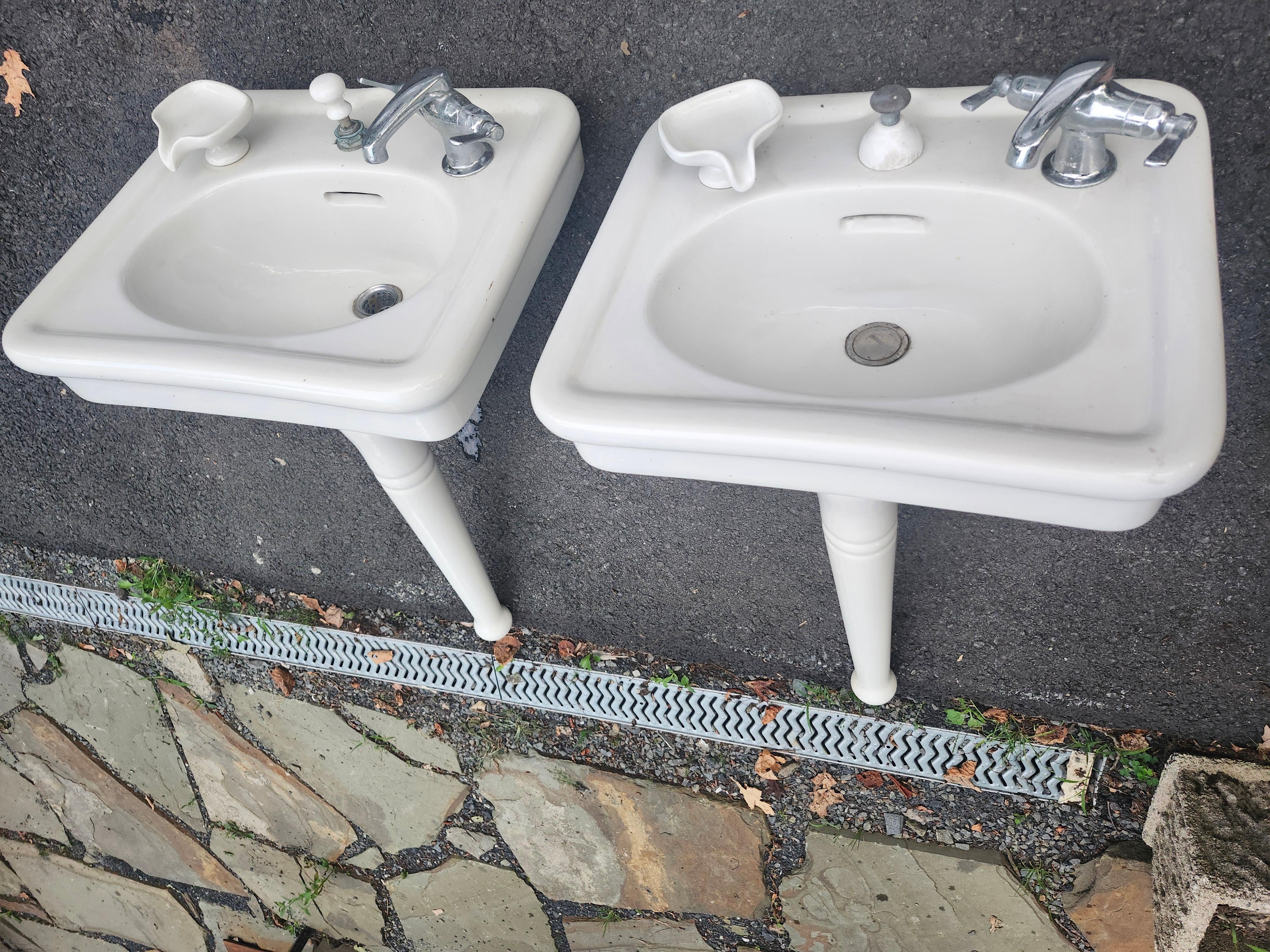 Coppia di lavelli in porcellana con piedistallo Art Deco di Crane 