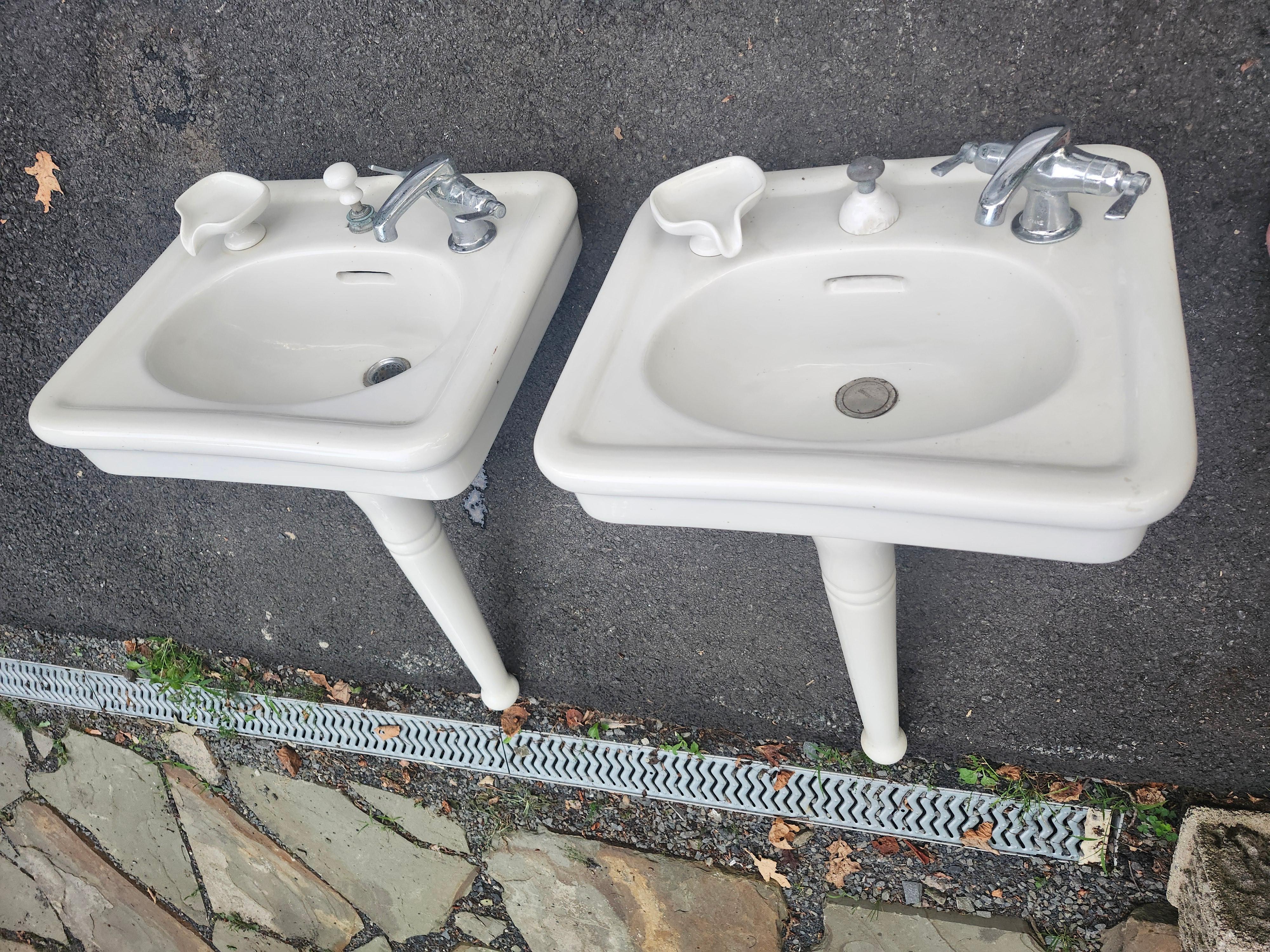 Coppia di lavelli in porcellana con piedistallo Art Deco di Crane 