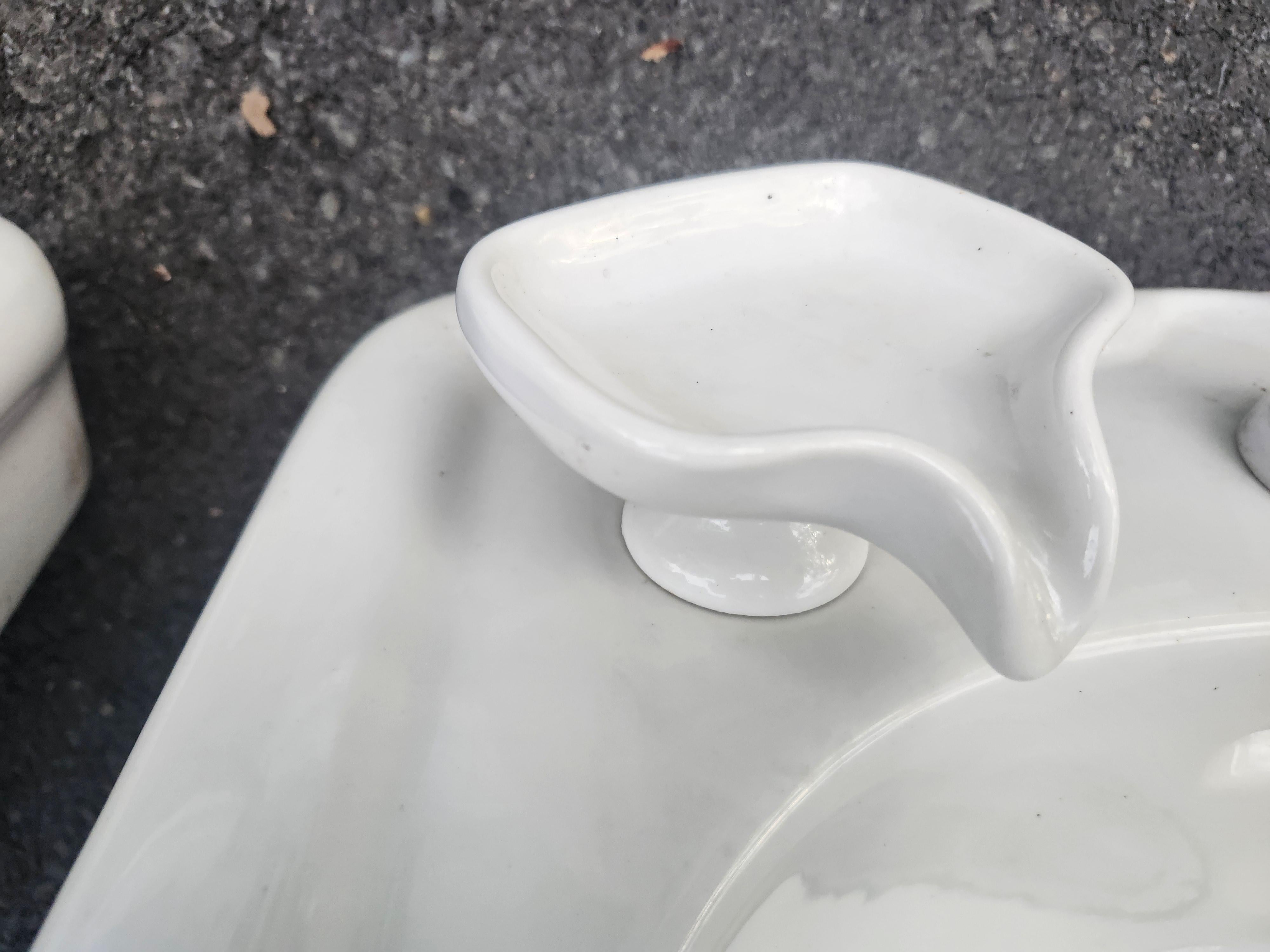 Coppia di lavelli in porcellana con piedistallo Art Deco di Crane 