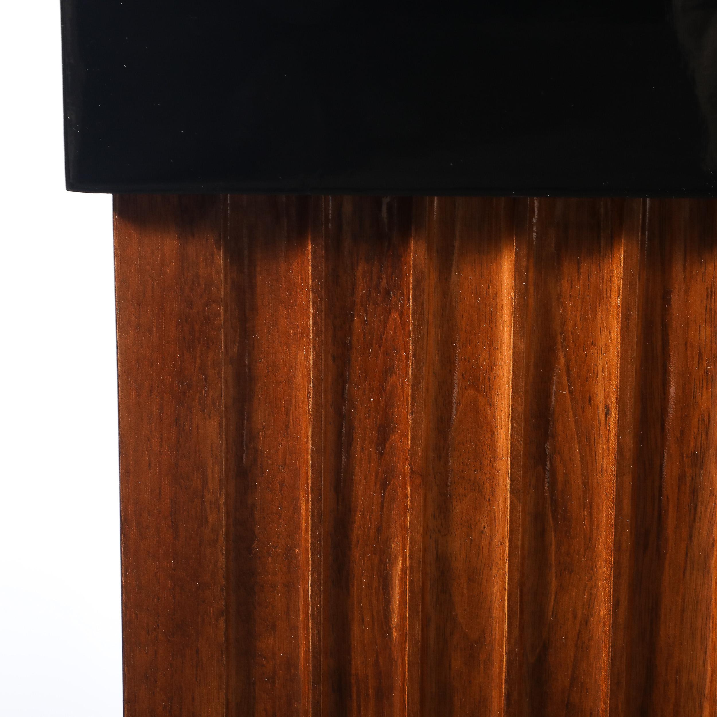 Vetro Coppia di piedistalli Art Deco con basi scanalate in noce e lacca nera con piani in vetro in vendita