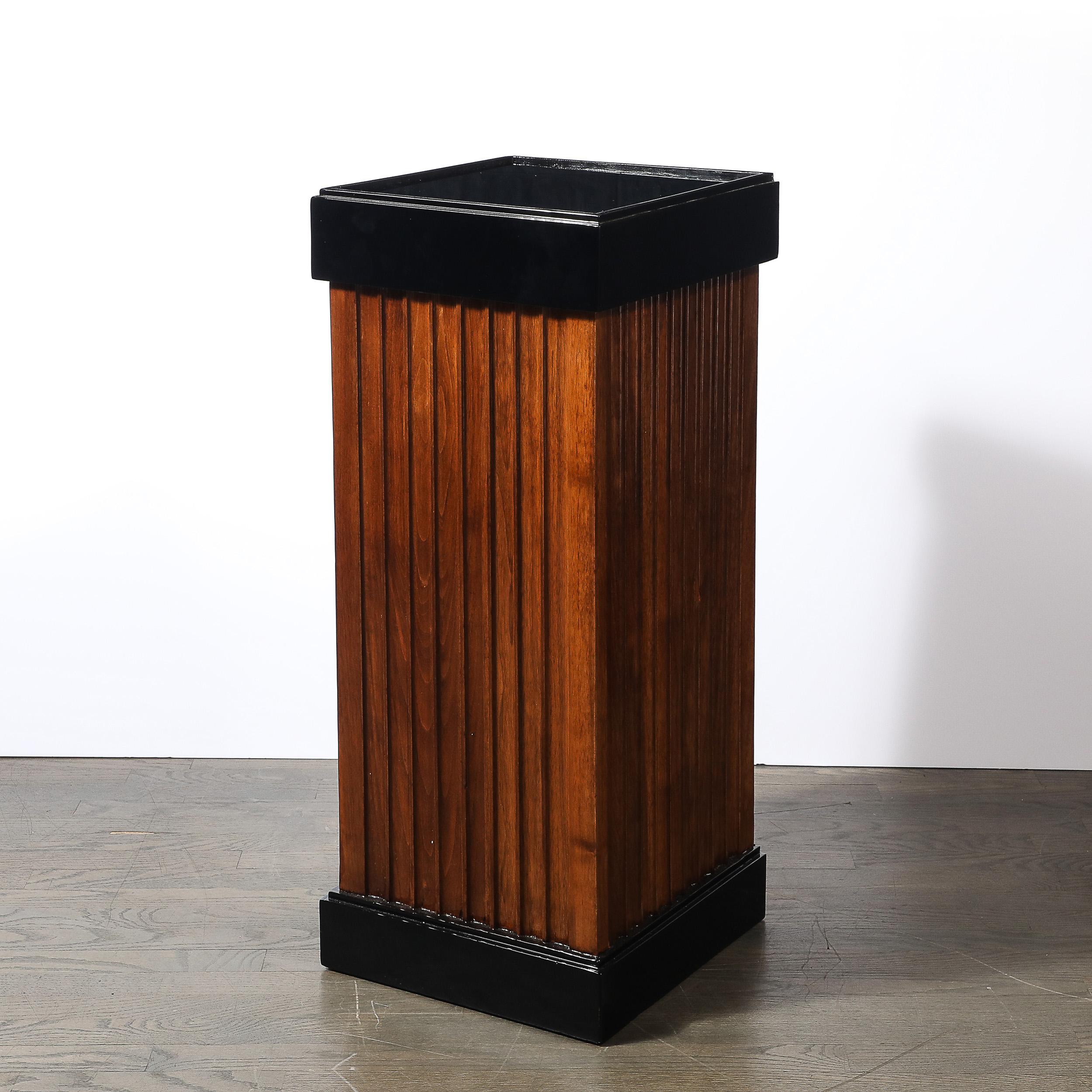 Coppia di piedistalli Art Deco con basi scanalate in noce e lacca nera con piani in vetro in vendita 1