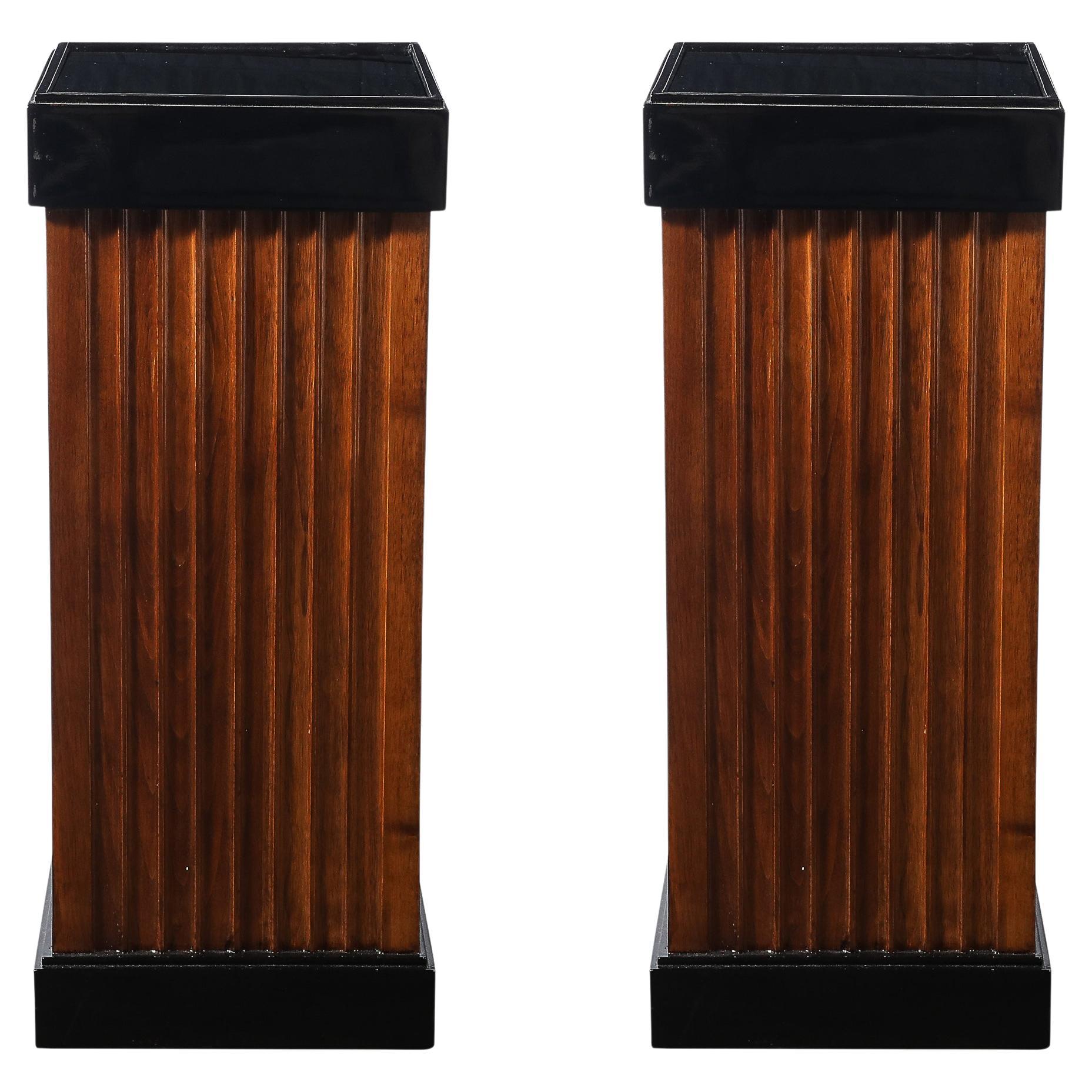 Coppia di piedistalli Art Deco con basi scanalate in noce e lacca nera con piani in vetro in vendita