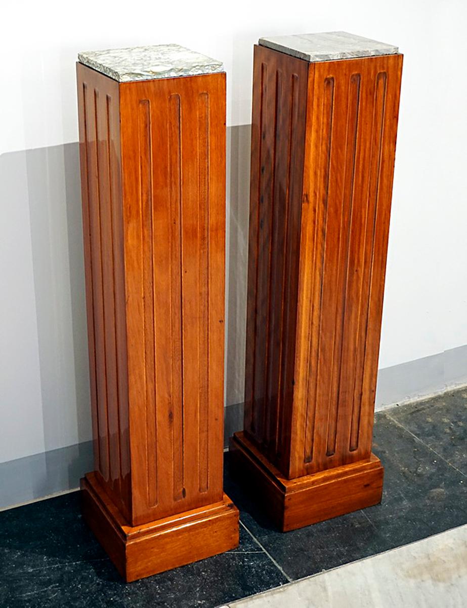 A pair of simple, elegant pedestals or flower columns on a square ground plan, the four straight walls provided with three large flutings and standing on low plinths, the top shelf is covered with flat, grey-white marble slabs.
Beech wood, stained
