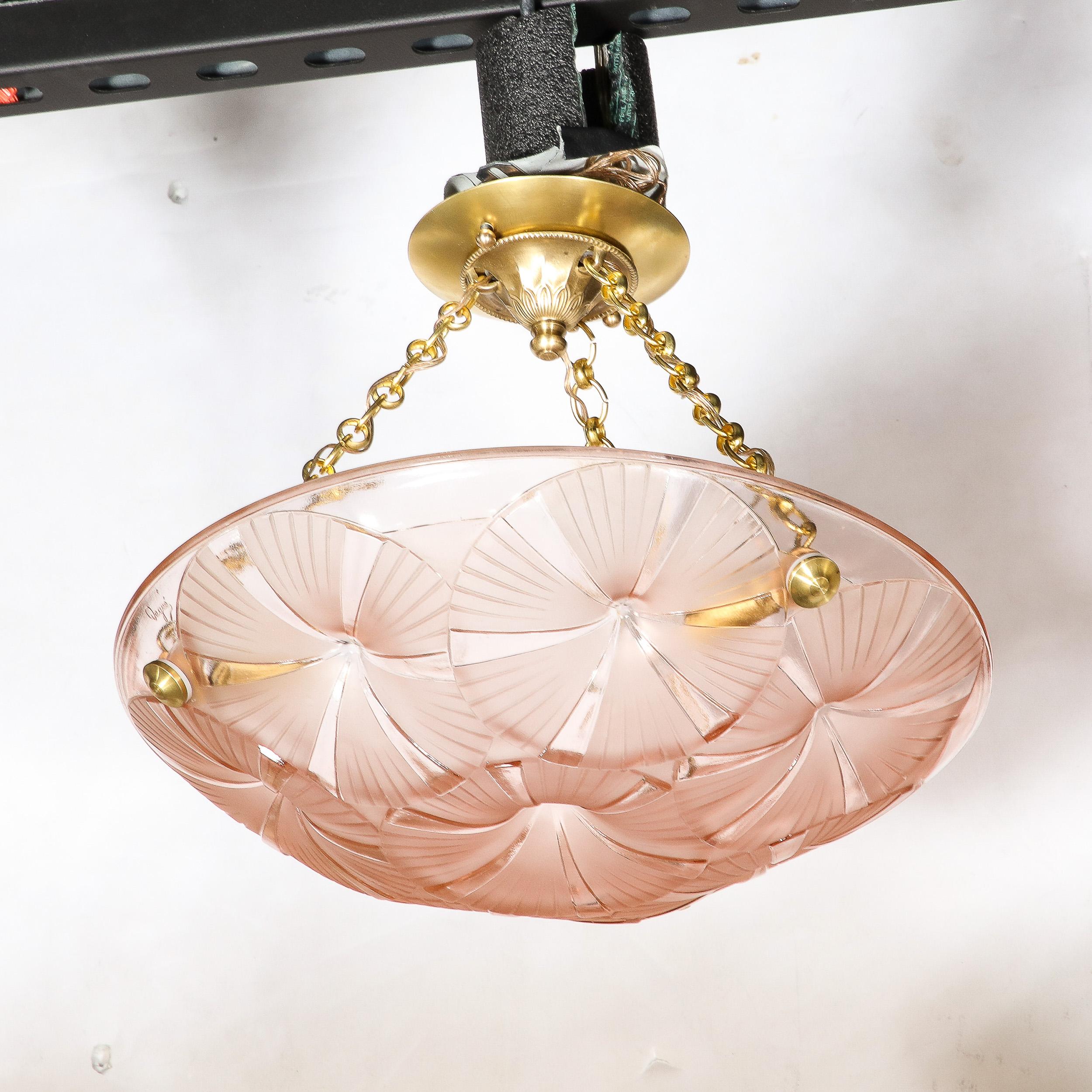 Milieu du XXe siècle Paire de lustres suspendus Art Déco en verre rose moulé et dépoli signé Degue en vente