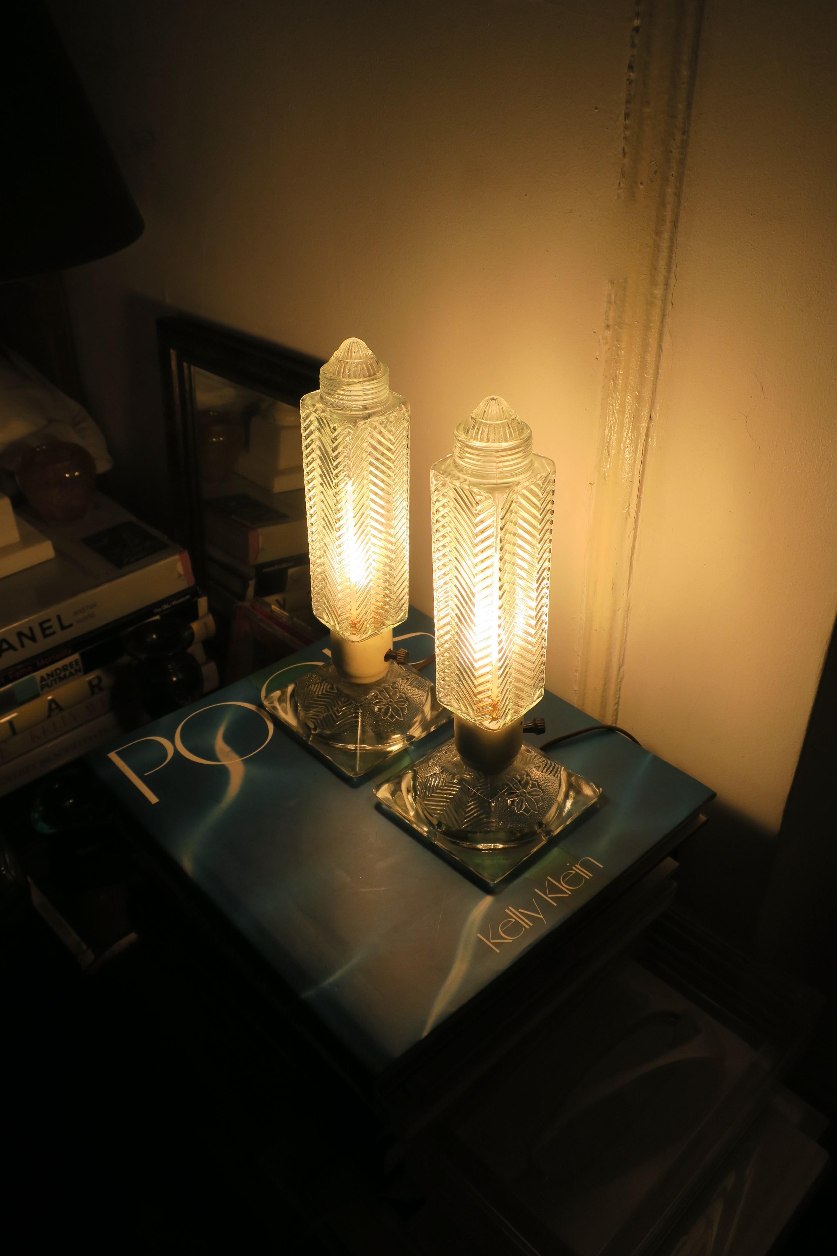 Art-Déco-Glas-Tisch- oder Nachttischlampen, Paar im Zustand „Gut“ im Angebot in New York, NY