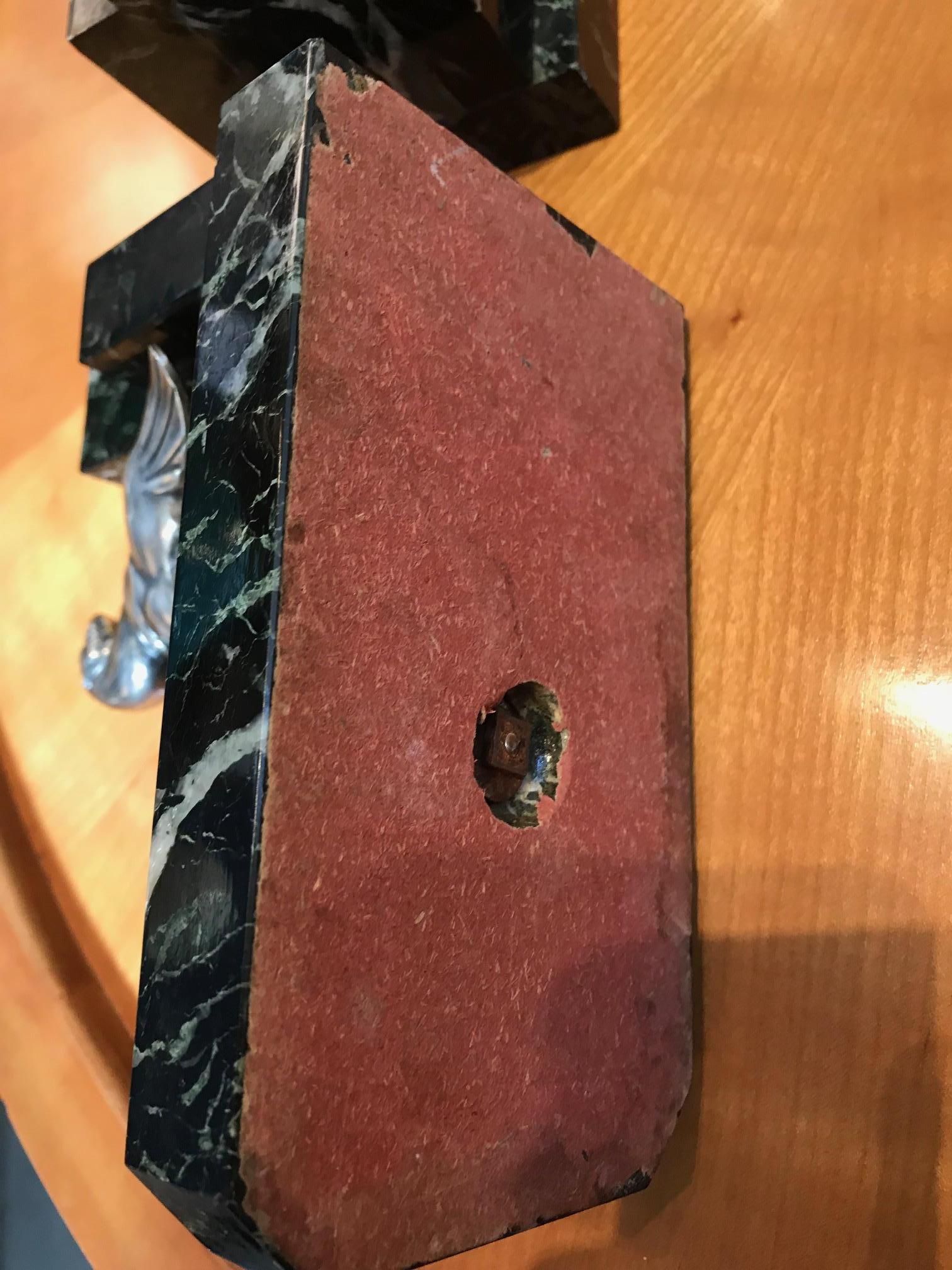 Coppia di reggilibri in bronzo argentato del periodo Art Déco raffiguranti dei sigilli in vendita 1