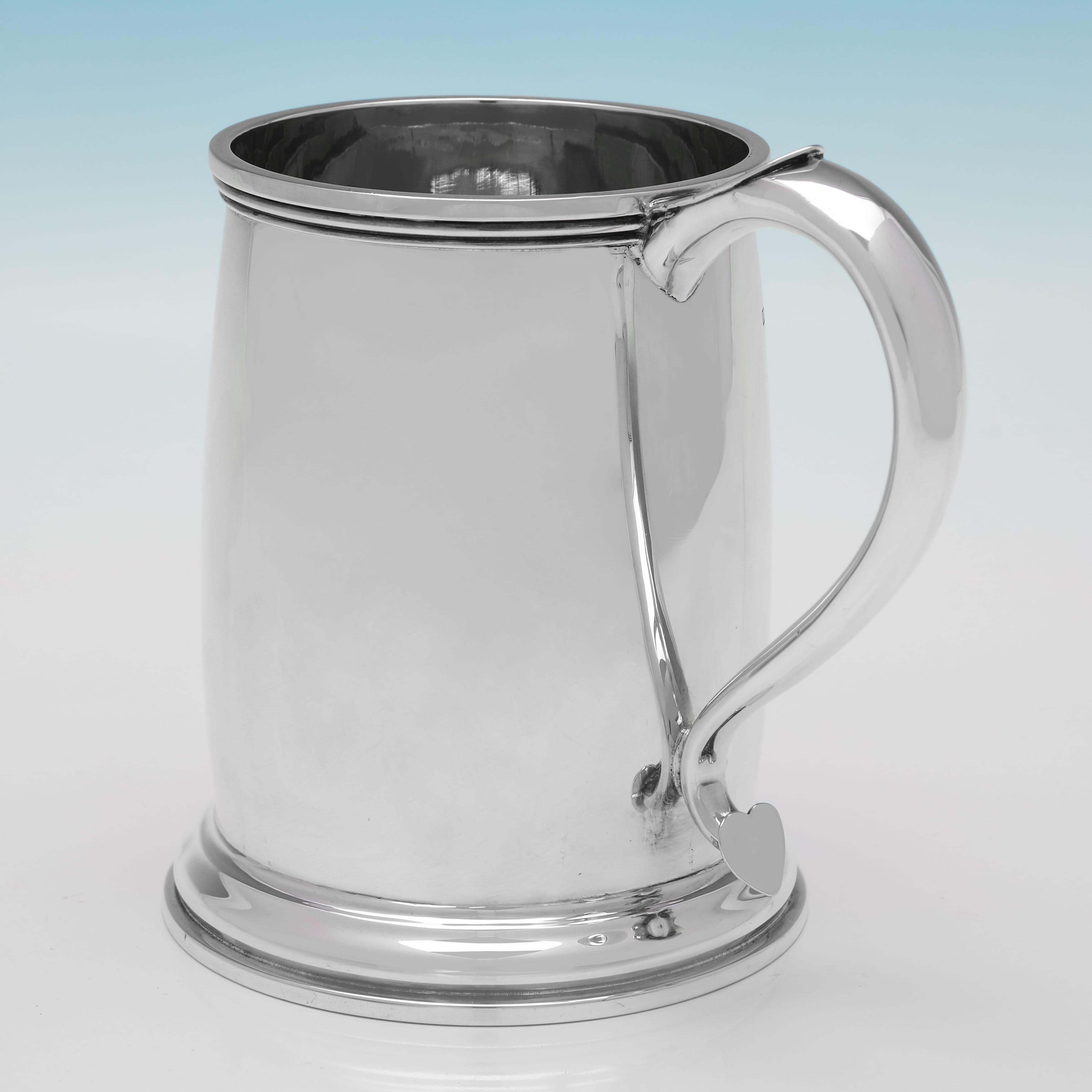 Pareja de jarras de cerveza de plata de ley de la época art déco fabricadas en 1935 por Atkin Brothers Inglés en venta